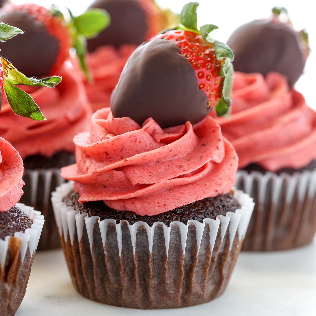 Cupcakes de fresa cubiertos de chocolate