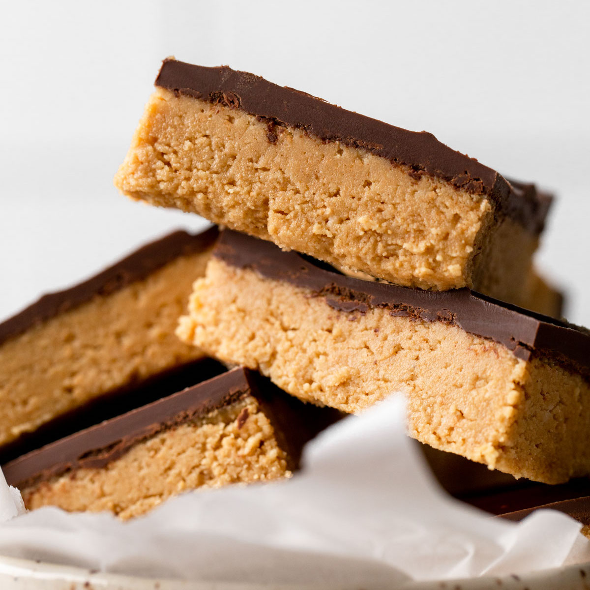 Barras de chocolate con mantequilla de maní sin hornear