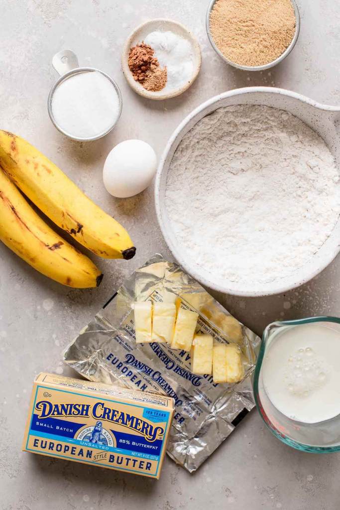 Una vista aérea de los ingredientes necesarios para hacer una receta de cupcakes de plátano. 