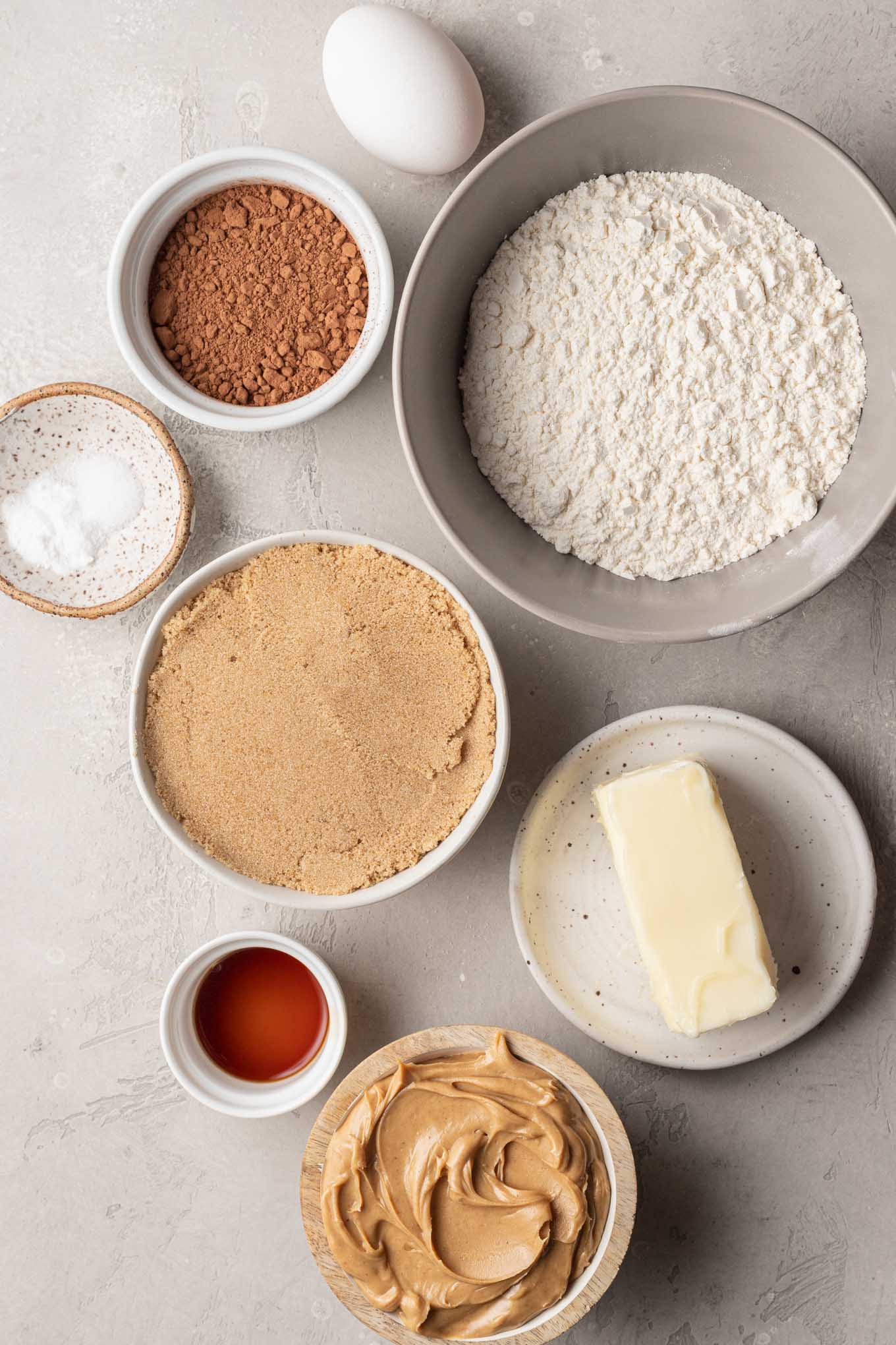 Una vista aérea de los ingredientes necesarios para las galletas de chocolate y mantequilla de maní. 