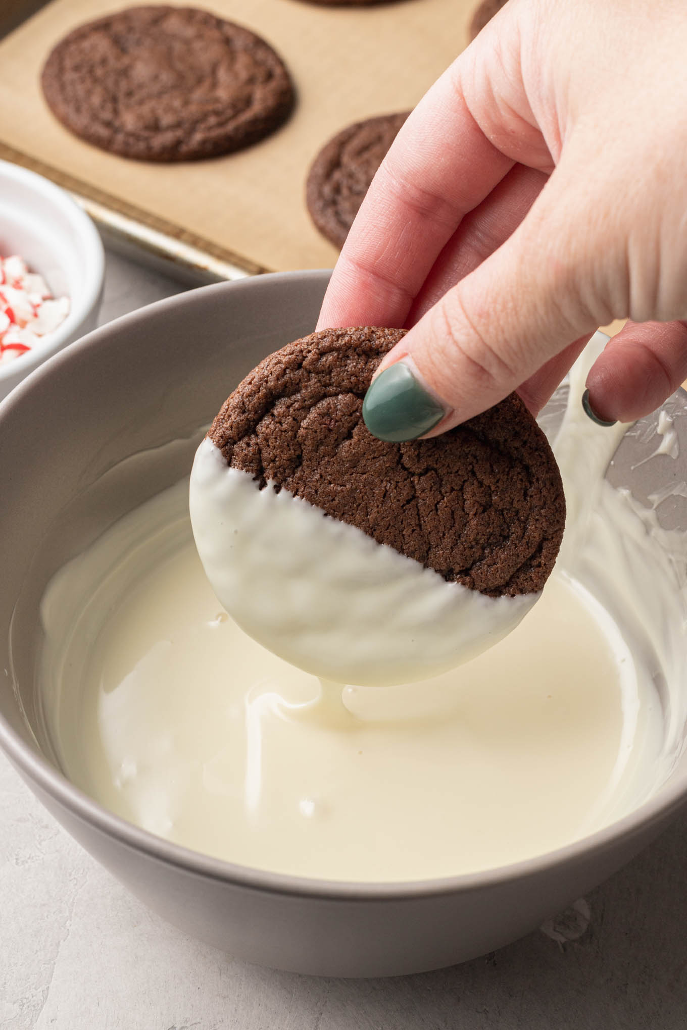 Una toma del proceso comiendo una galleta de chocolate y menta bañada en chocolate blanco. 