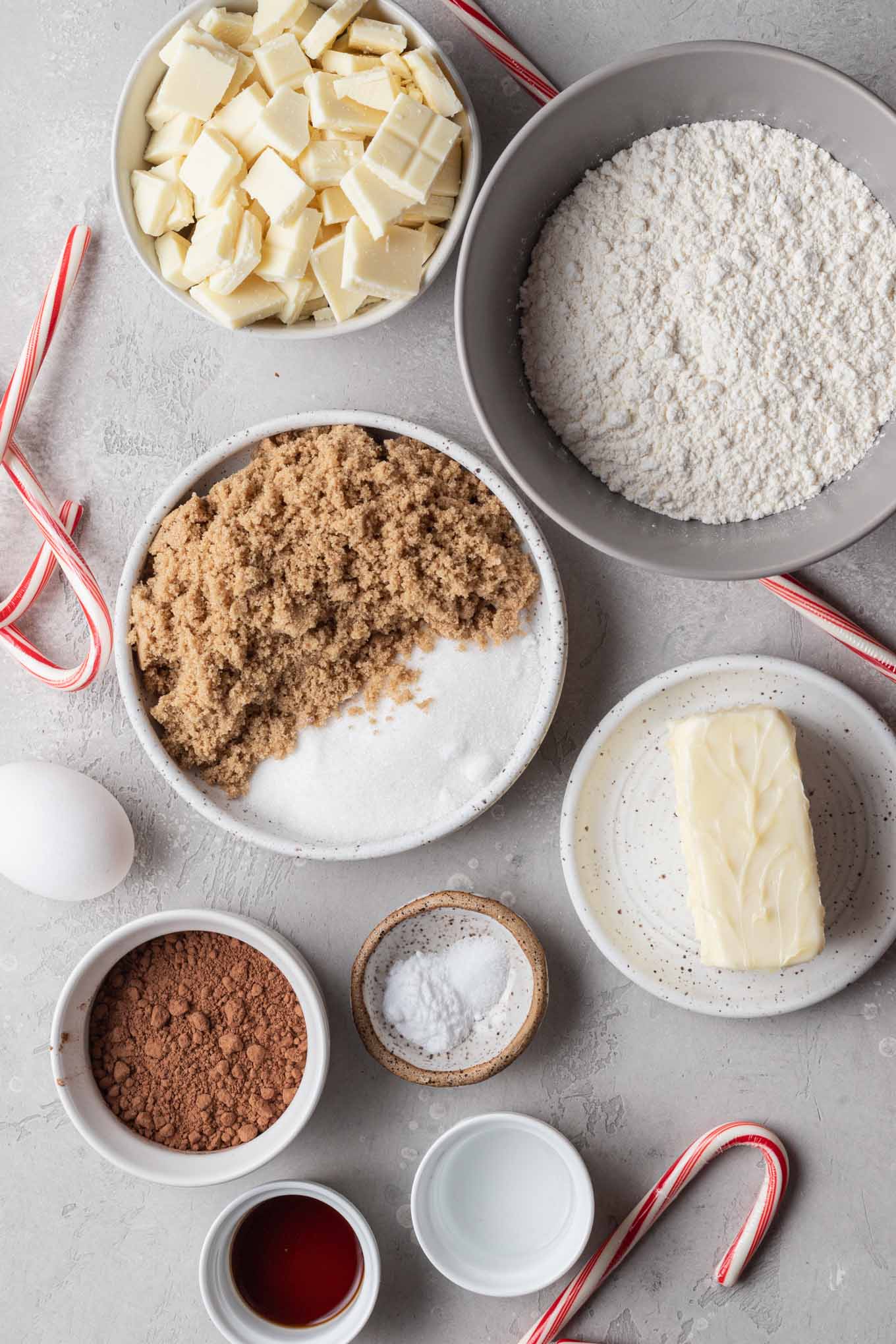 Una vista aérea de los ingredientes necesarios para hacer galletas navideñas de chocolate y menta. 