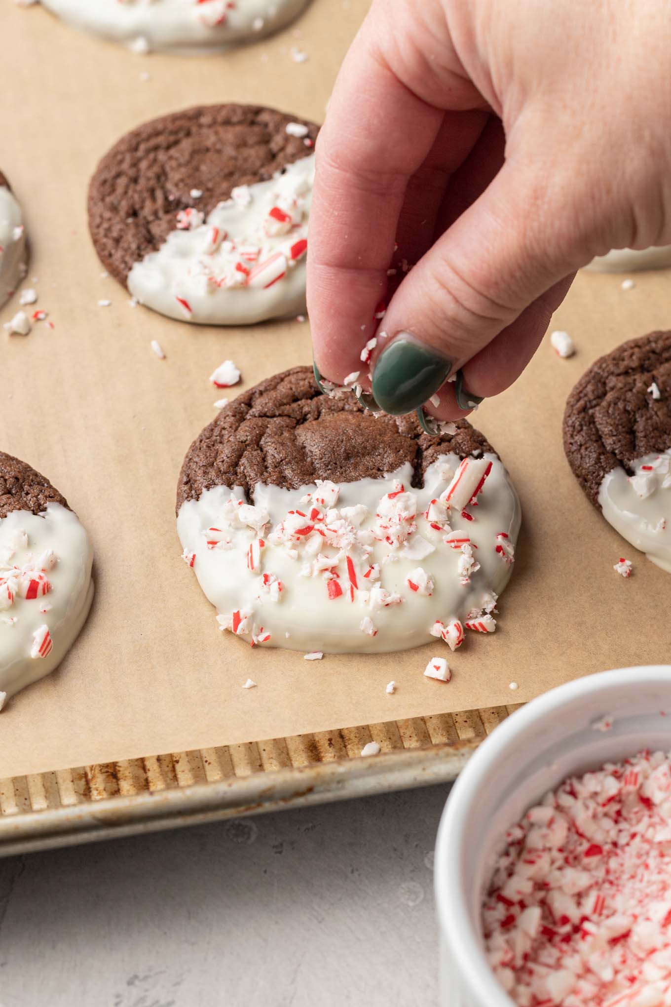 Una toma del proceso comiendo una galleta de chocolate y menta cubierta con trozos de bastón de caramelo triturados. 