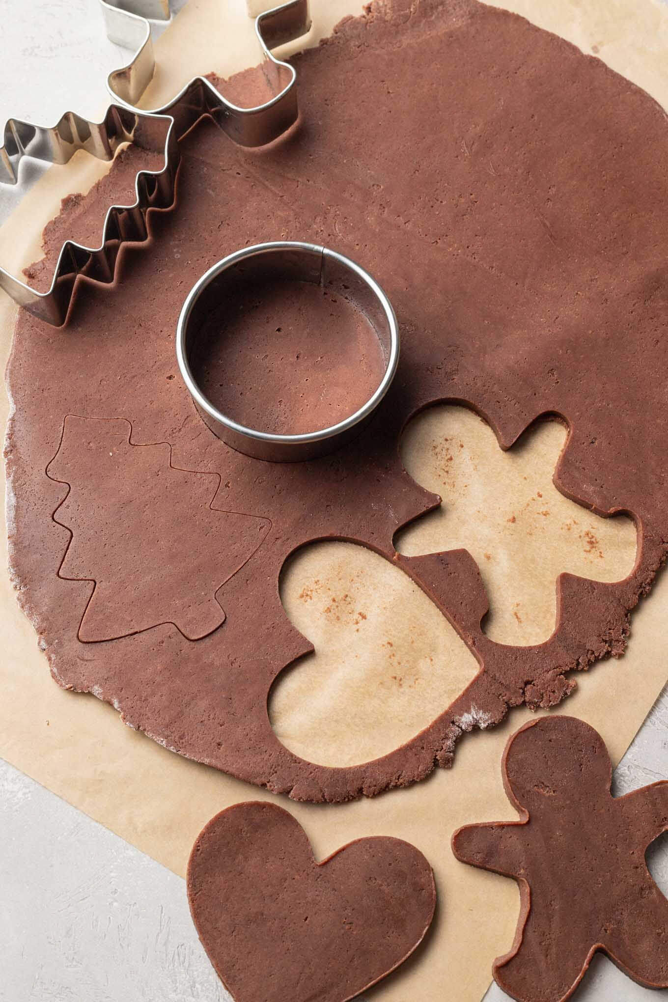 Una vista aérea de la masa de galletas de azúcar y chocolate cortada en formas. 