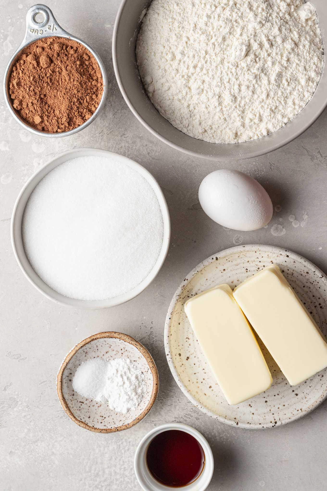 Una vista aérea de los ingredientes necesarios para las galletas de azúcar y chocolate. 