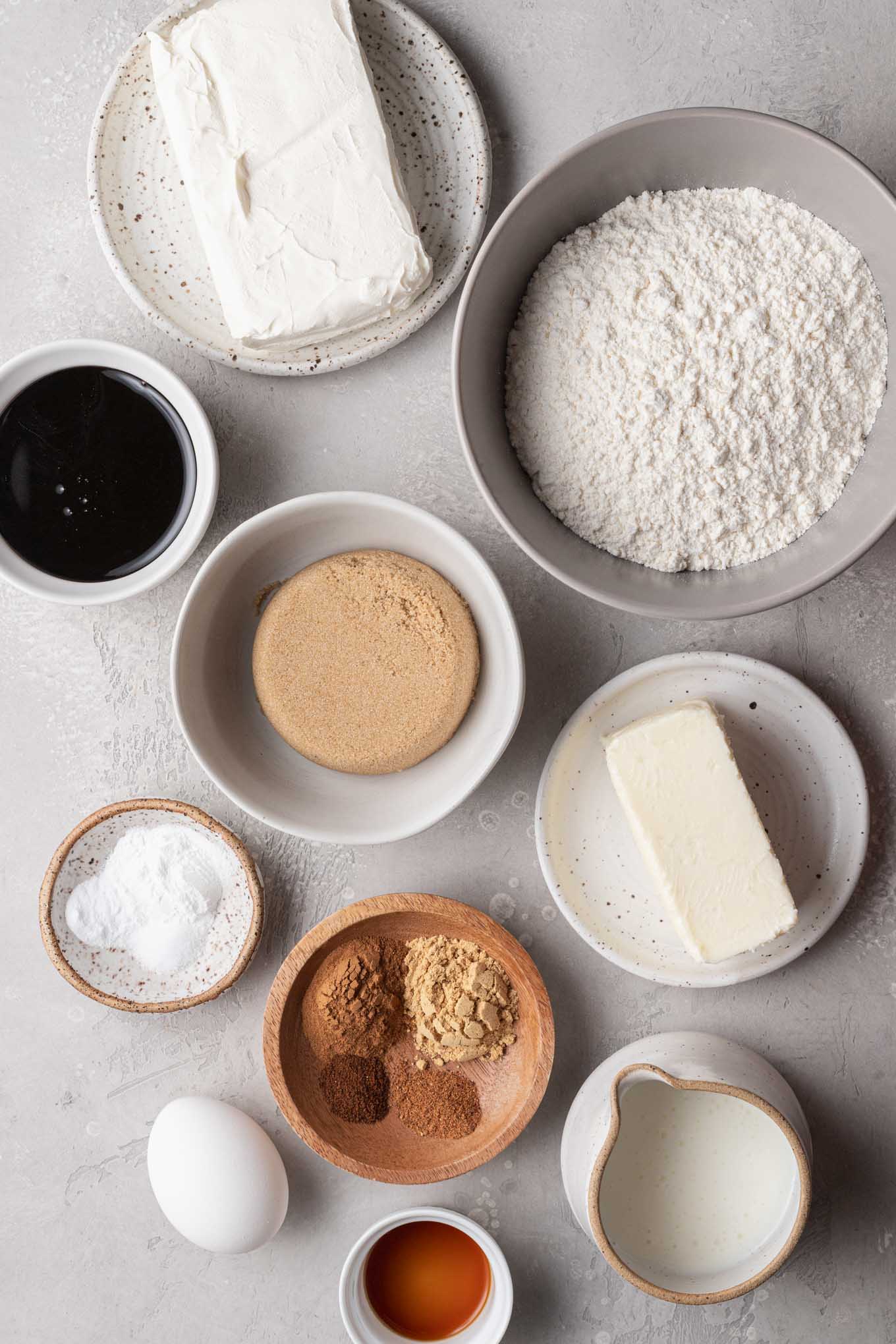 Una vista aérea de los ingredientes necesarios para hacer los mejores cupcakes de pan de jengibre. 