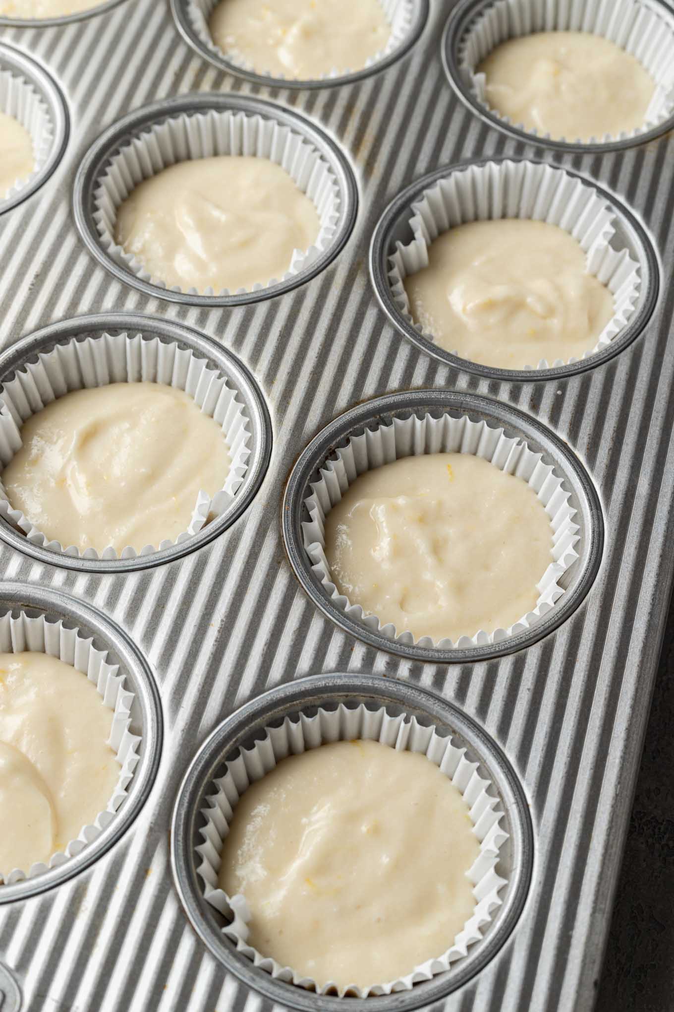 Masa para cupcakes de limón en moldes para muffins forrados.