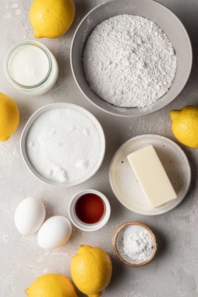 Una vista aérea de los ingredientes necesarios para hacer cupcakes de limón rellenos.