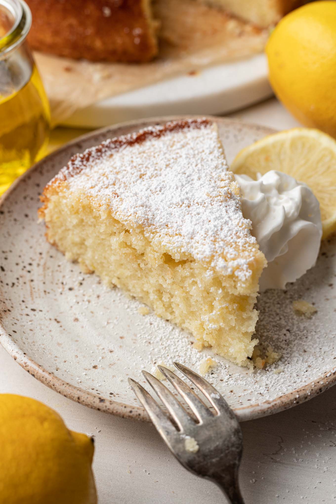 Un trozo de tarta de aceite de oliva en un plato de postre. 