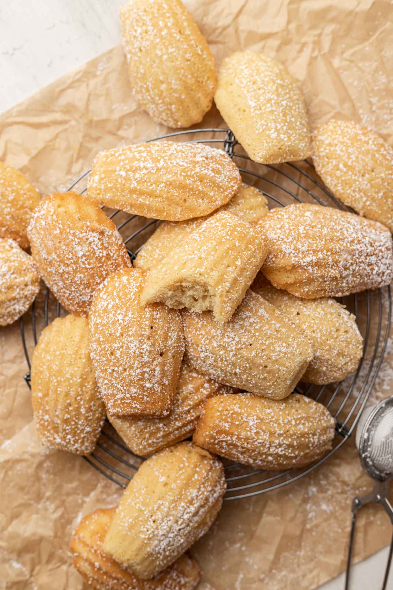 Una vista aérea de galletas magdalenas espolvoreadas con azúcar en polvo. 