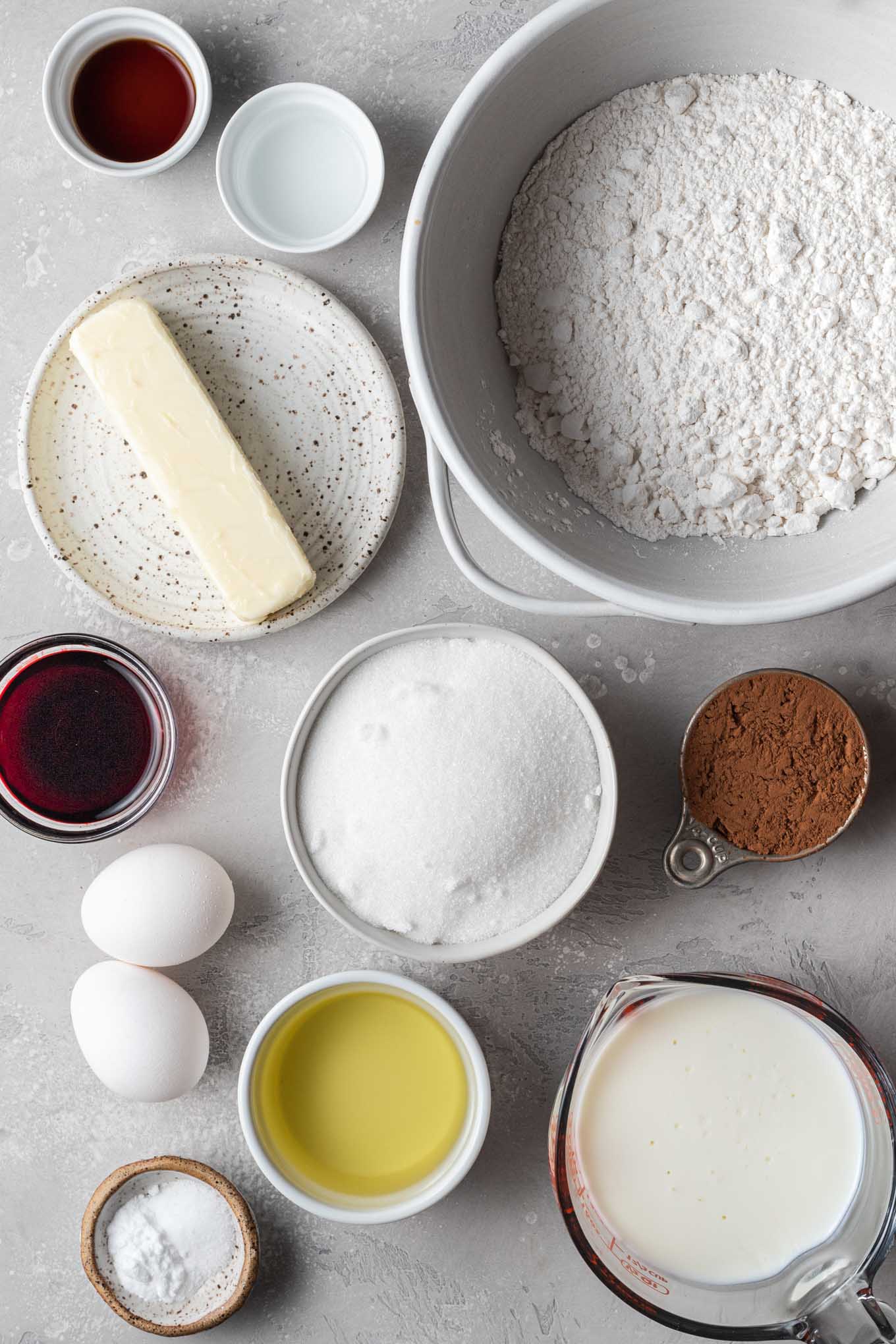Una vista dall'alto degli ingredienti necessari per la torta Red Velvet fatta in casa. 