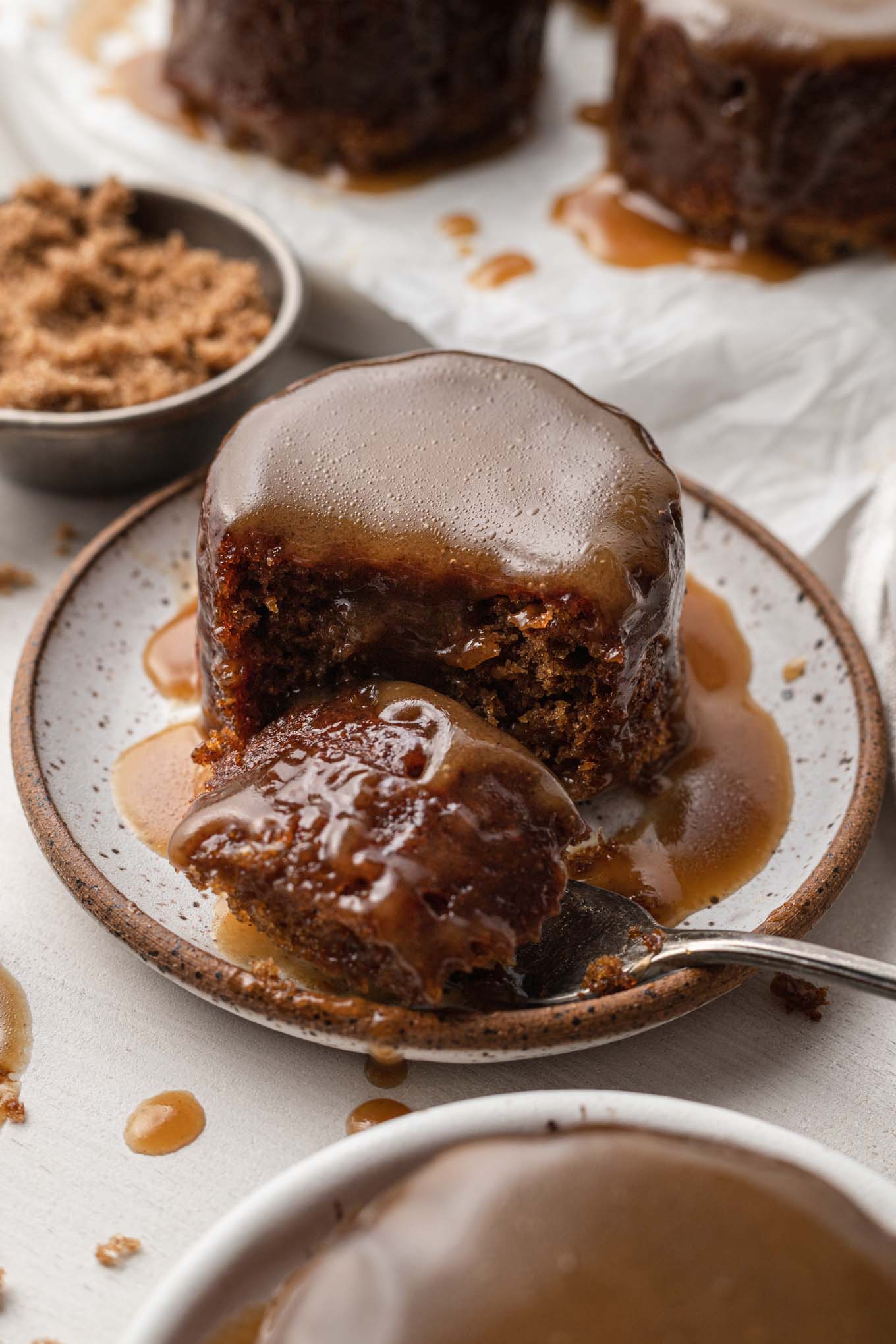 Un bocado de pudín de caramelo pegajoso en un plato. 