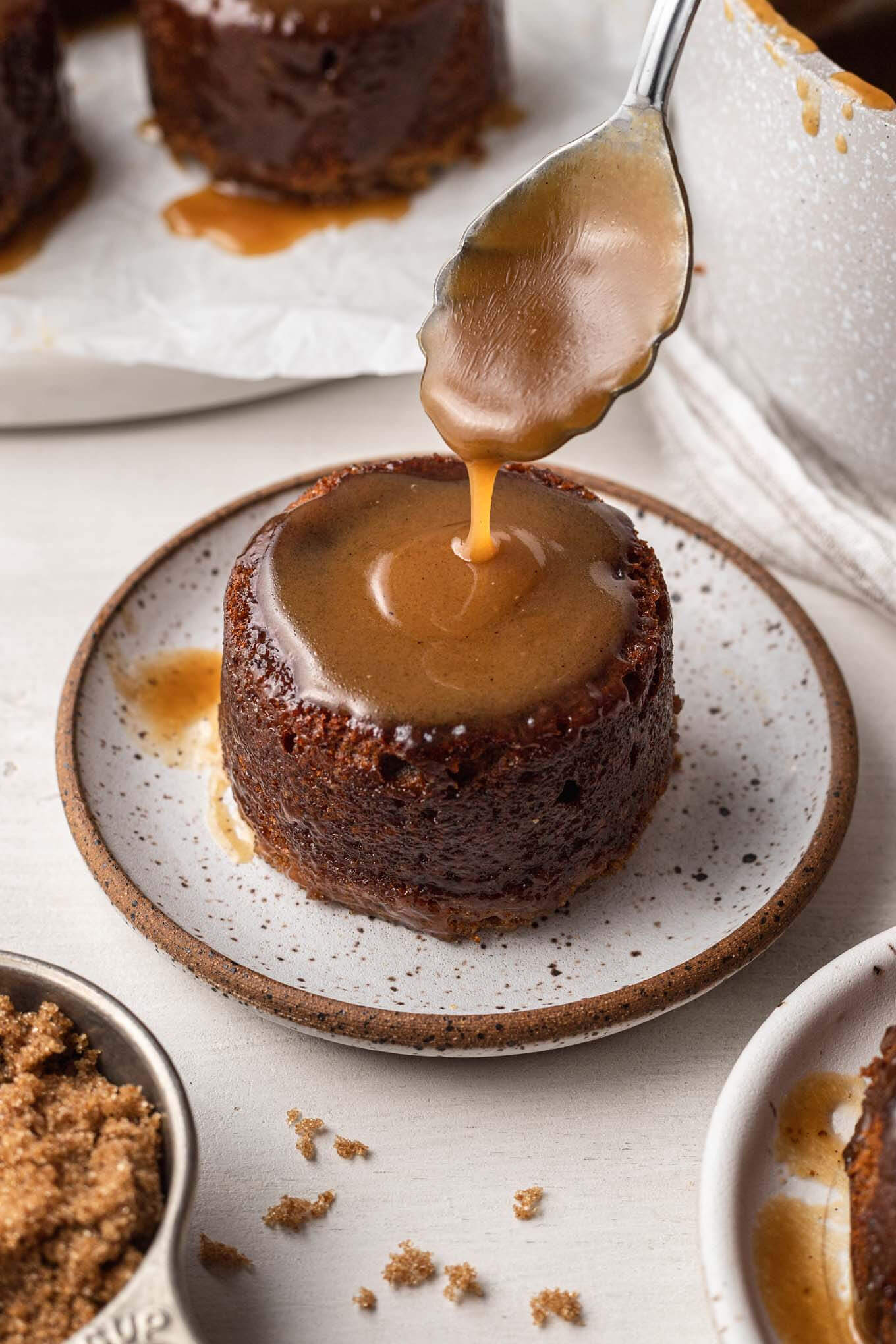 Salsa de caramelo servida sobre un pudín de caramelo pegajoso. 