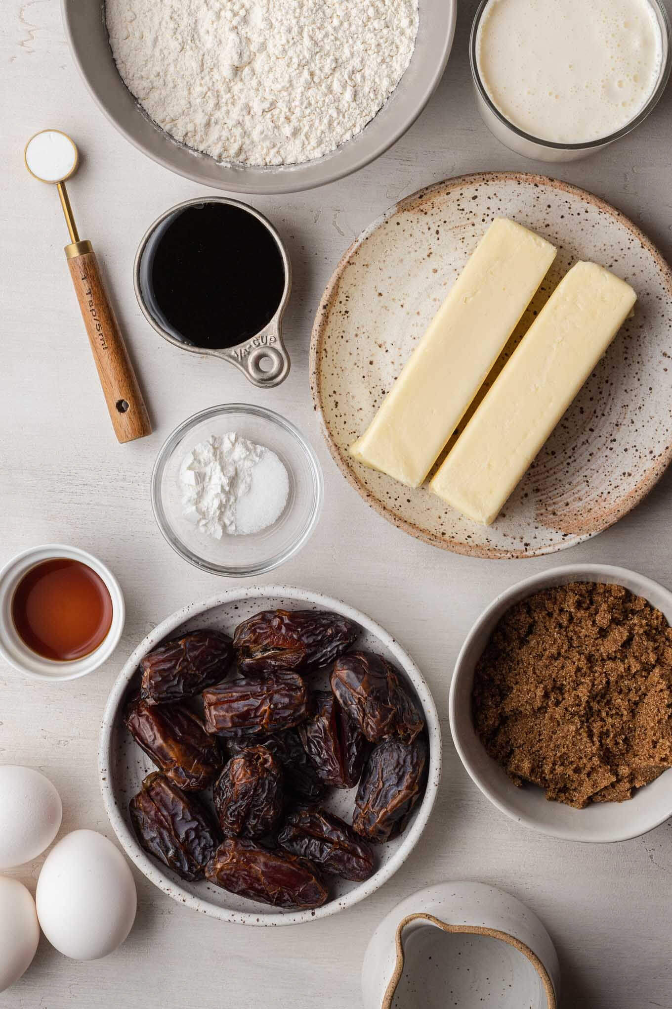 Vista aérea de los ingredientes necesarios para esta receta de pudín de caramelo pegajoso. 