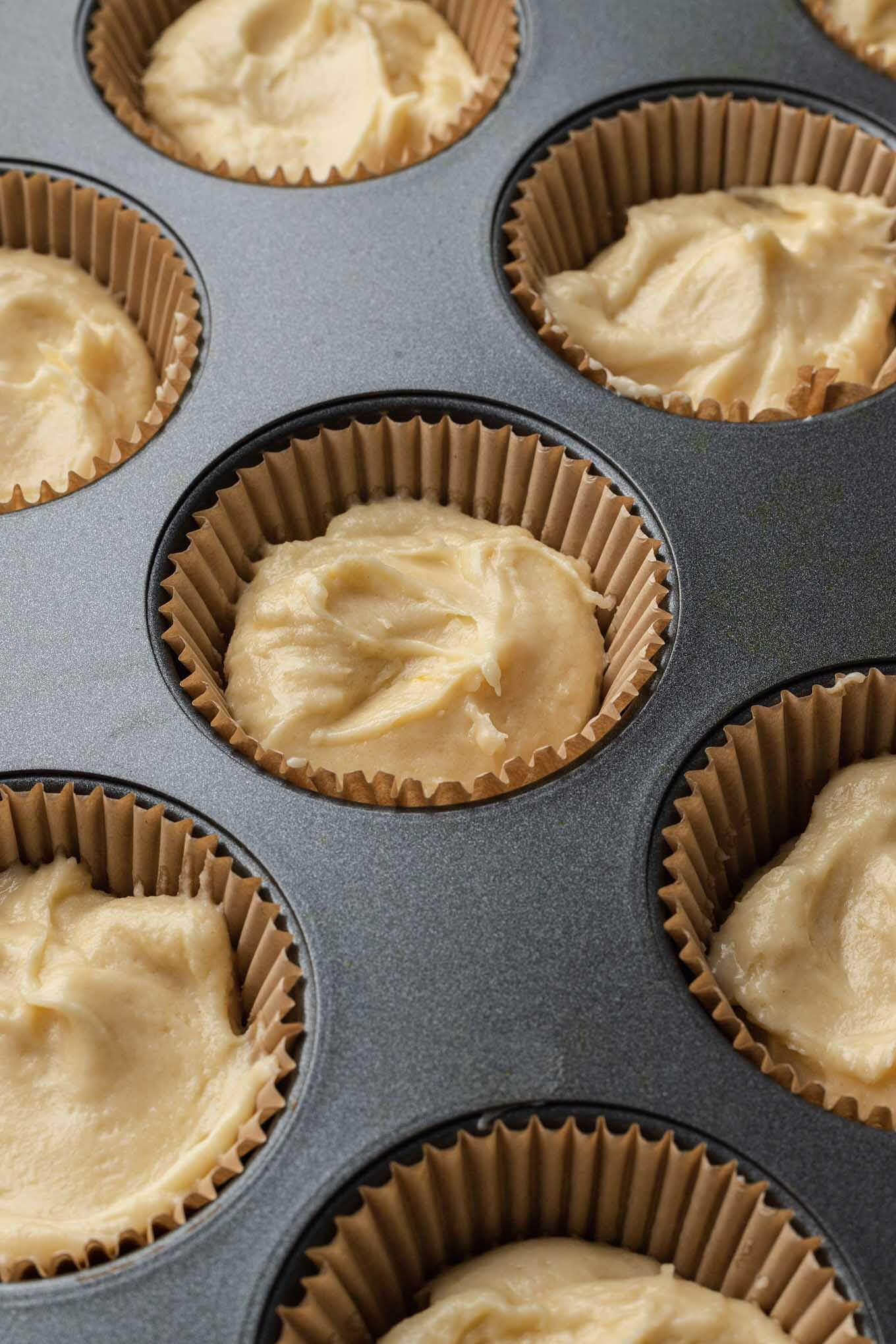 Cupcakes de vainilla listos para hornear en el horno. 