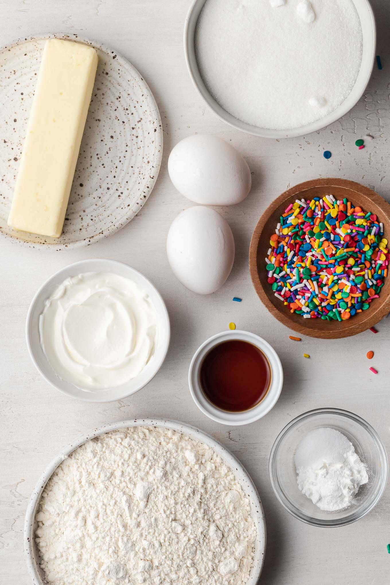 Vista aérea de los ingredientes necesarios para hacer cupcakes de vainilla desde cero.