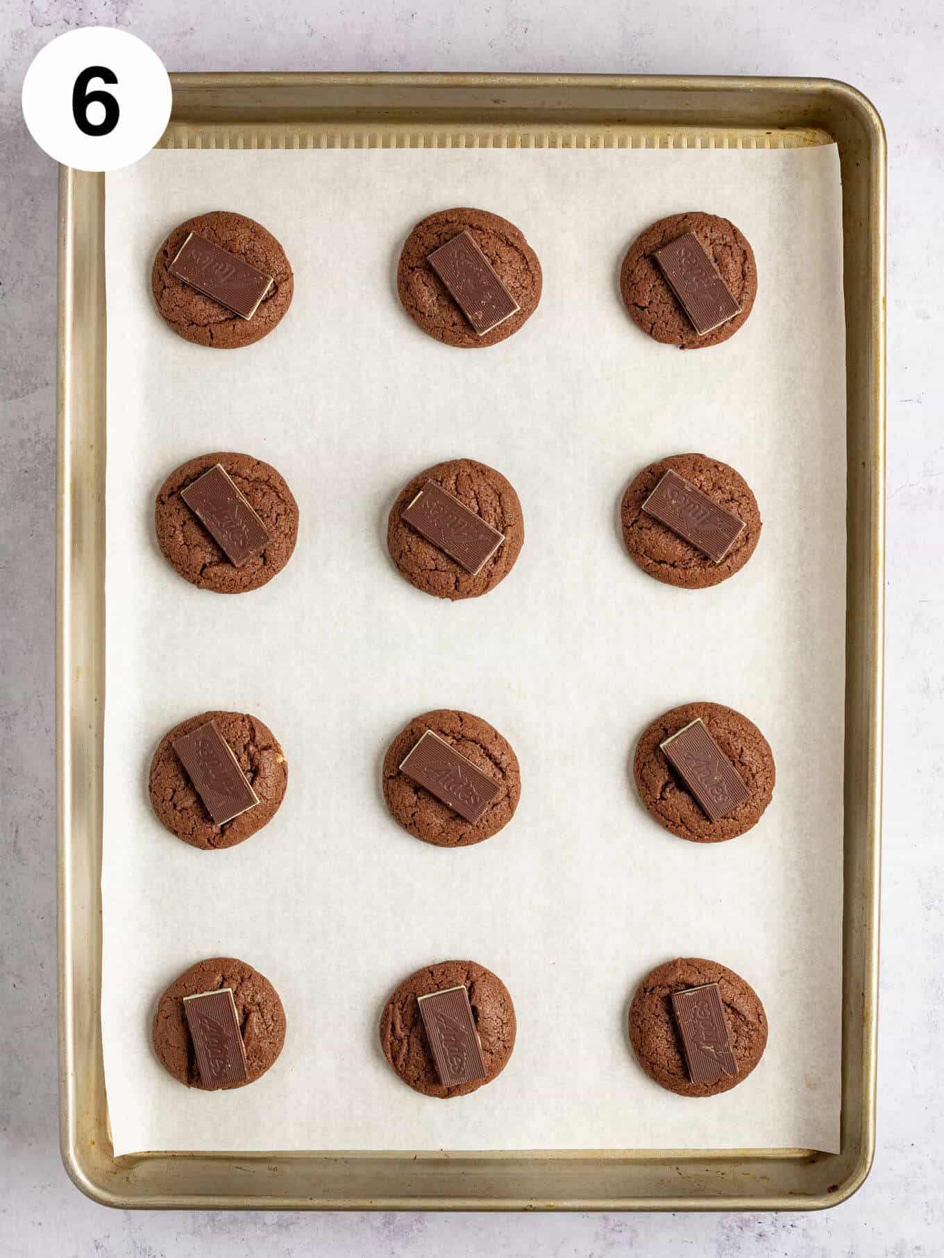 Una vista aérea de galletas de chocolate horneadas cubiertas con mentas de los Andes.