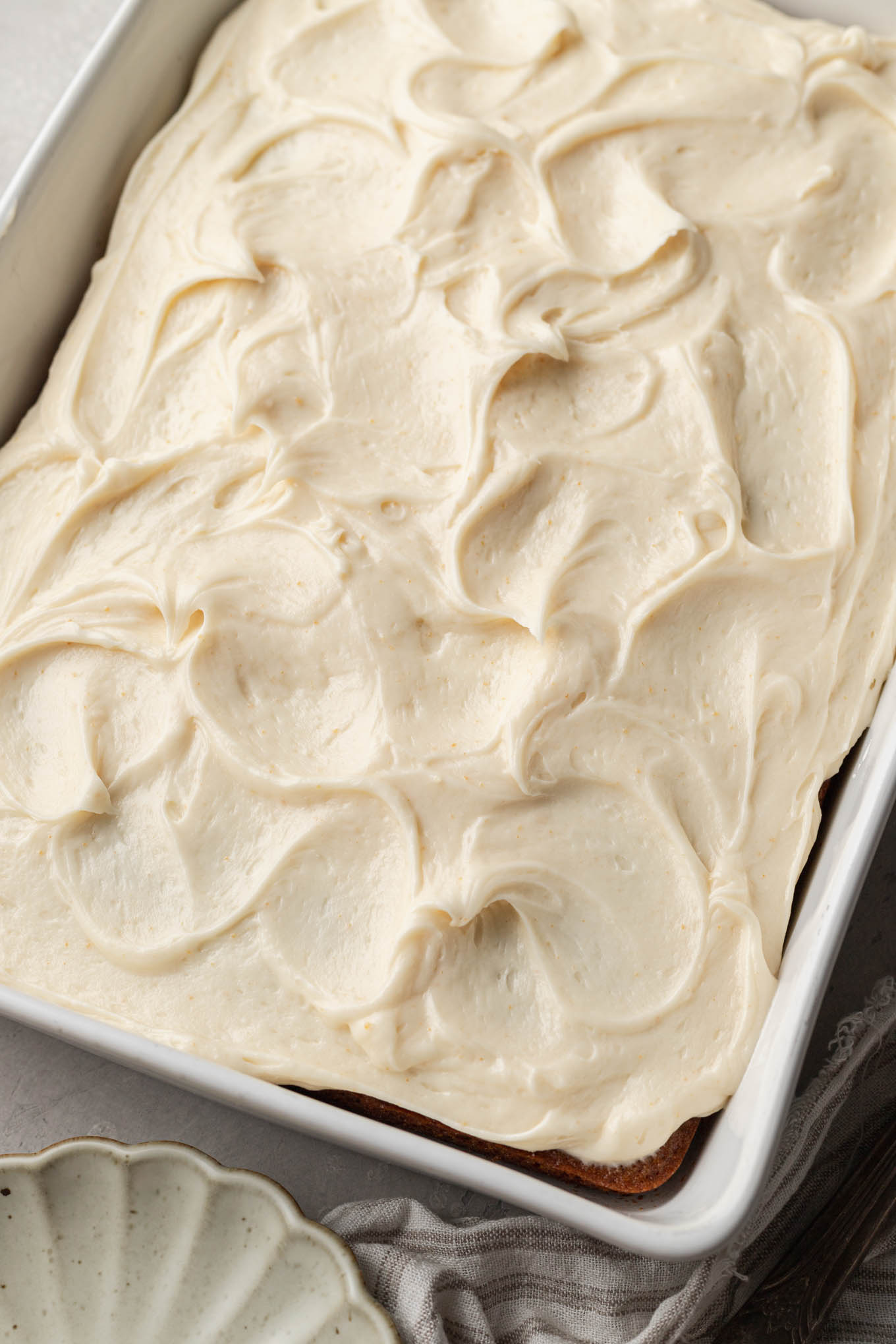 Una vista aérea de un pastel de puré de manzana helado. 