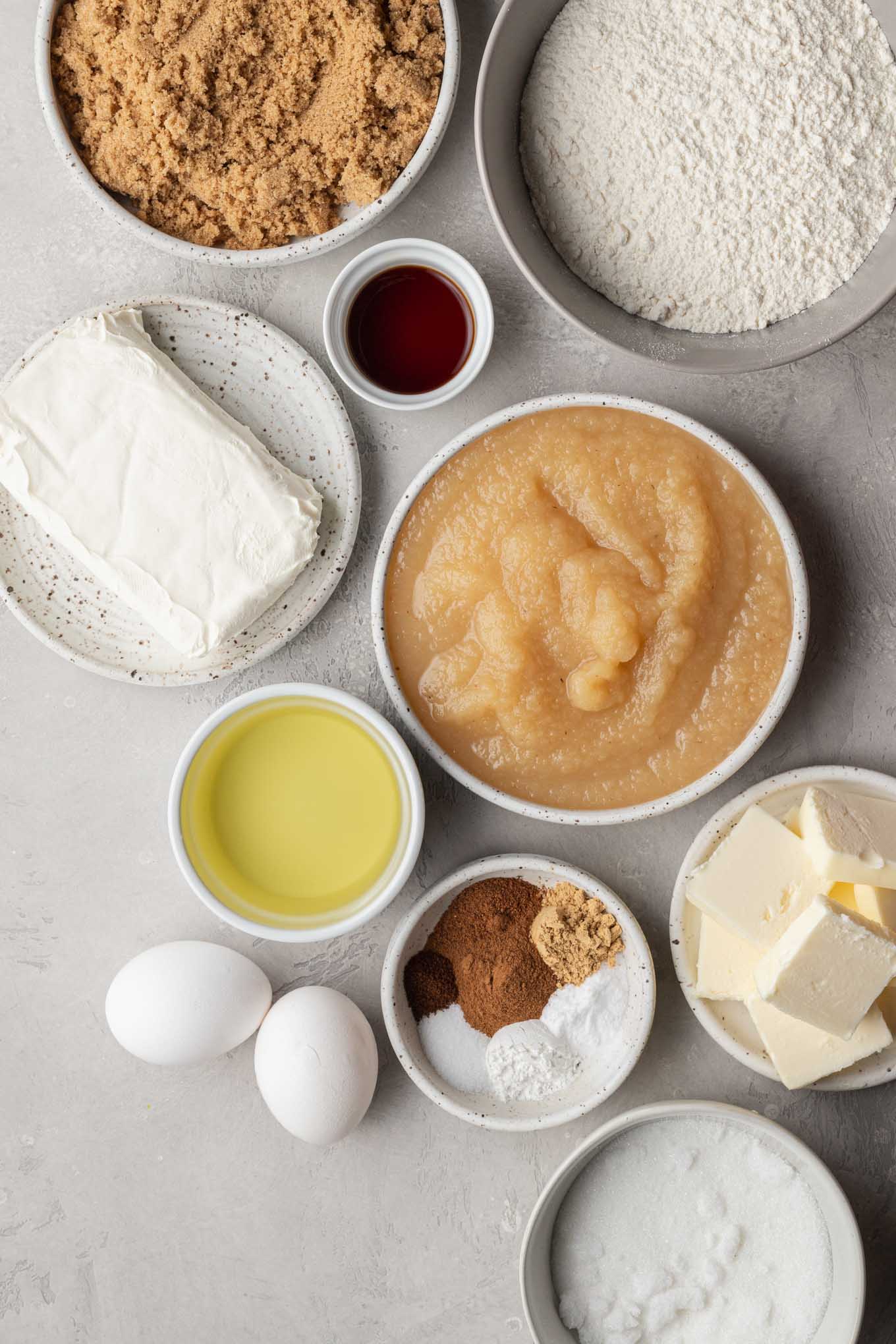 Una vista aérea de los ingredientes necesarios para preparar un pastel de puré de manzana con especias. 