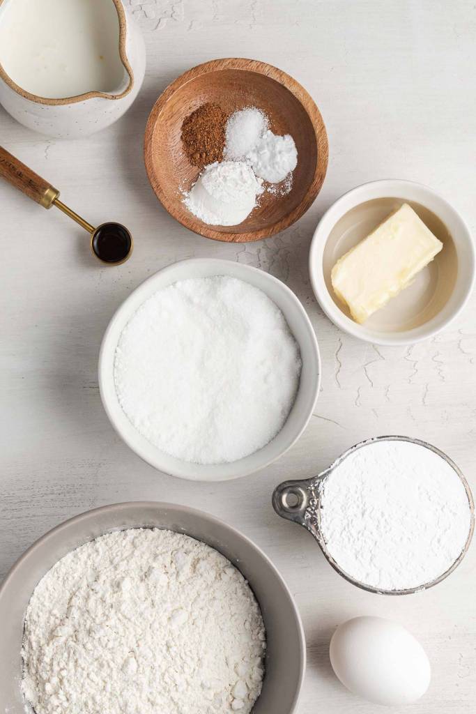 Una vista aérea de los ingredientes necesarios para hacer esta receta de donas al horno. 