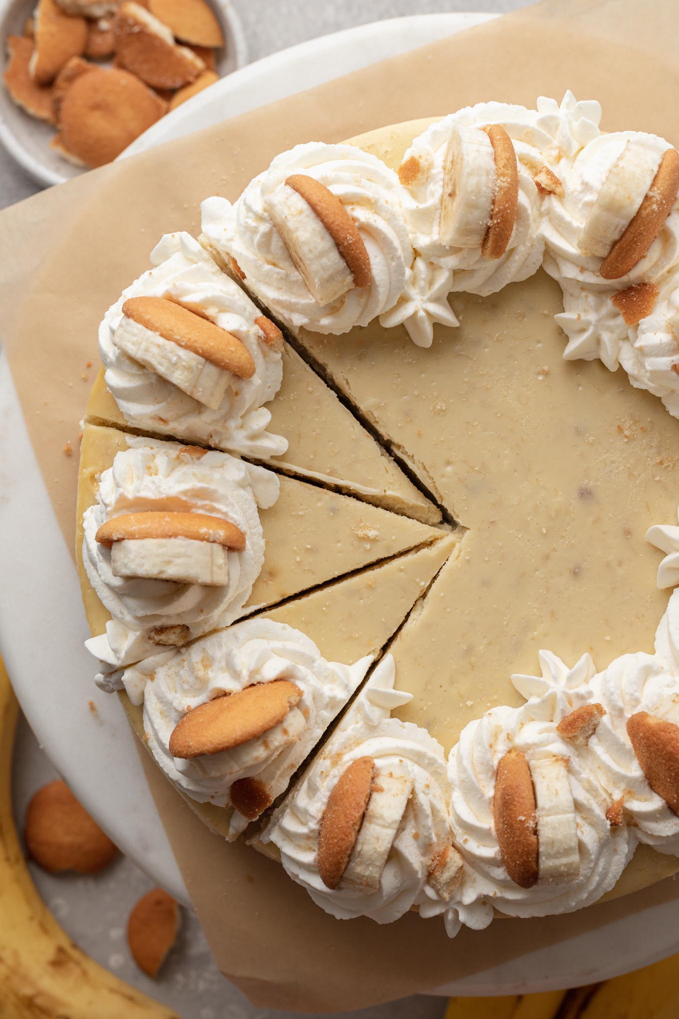 Una vista aérea de una tarta de queso con pudín de plátano.  Se han cortado tres rodajas. 