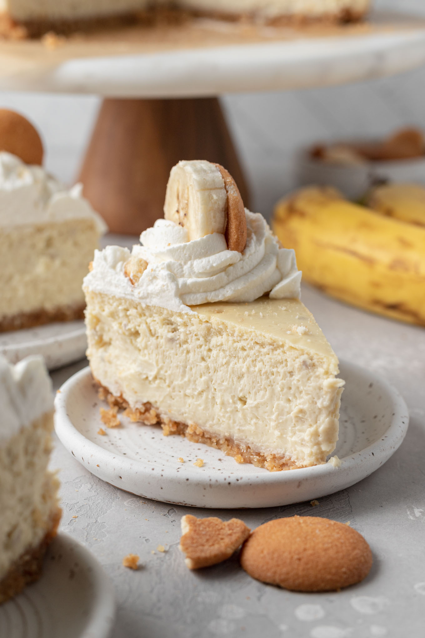 Una rebanada de tarta de queso con pudín de plátano en un plato blanco. 