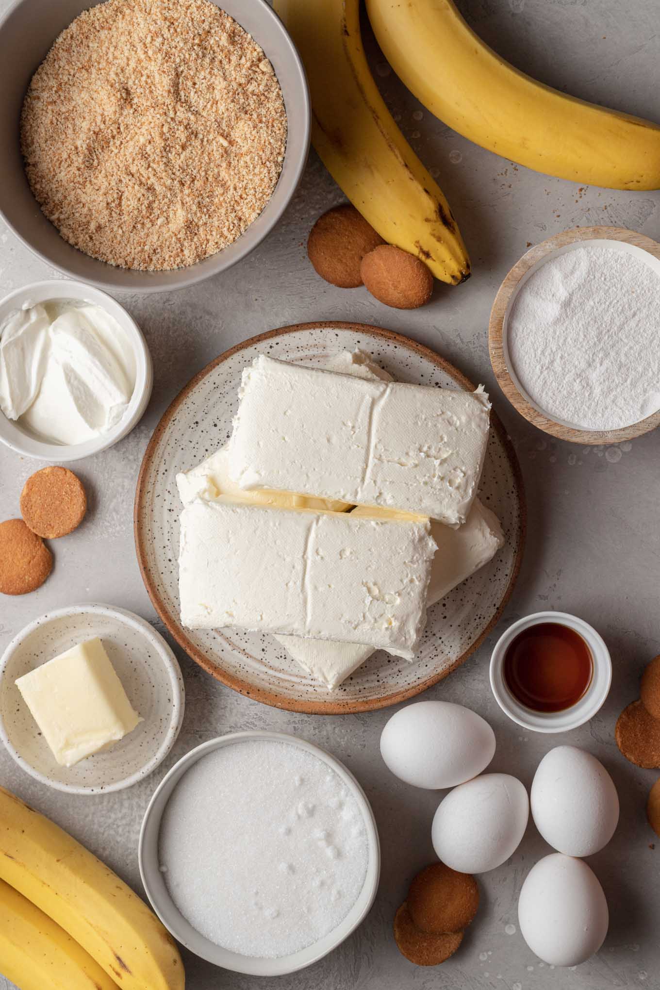 Una vista aérea de los ingredientes necesarios para hacer una tarta de queso con plátano. 