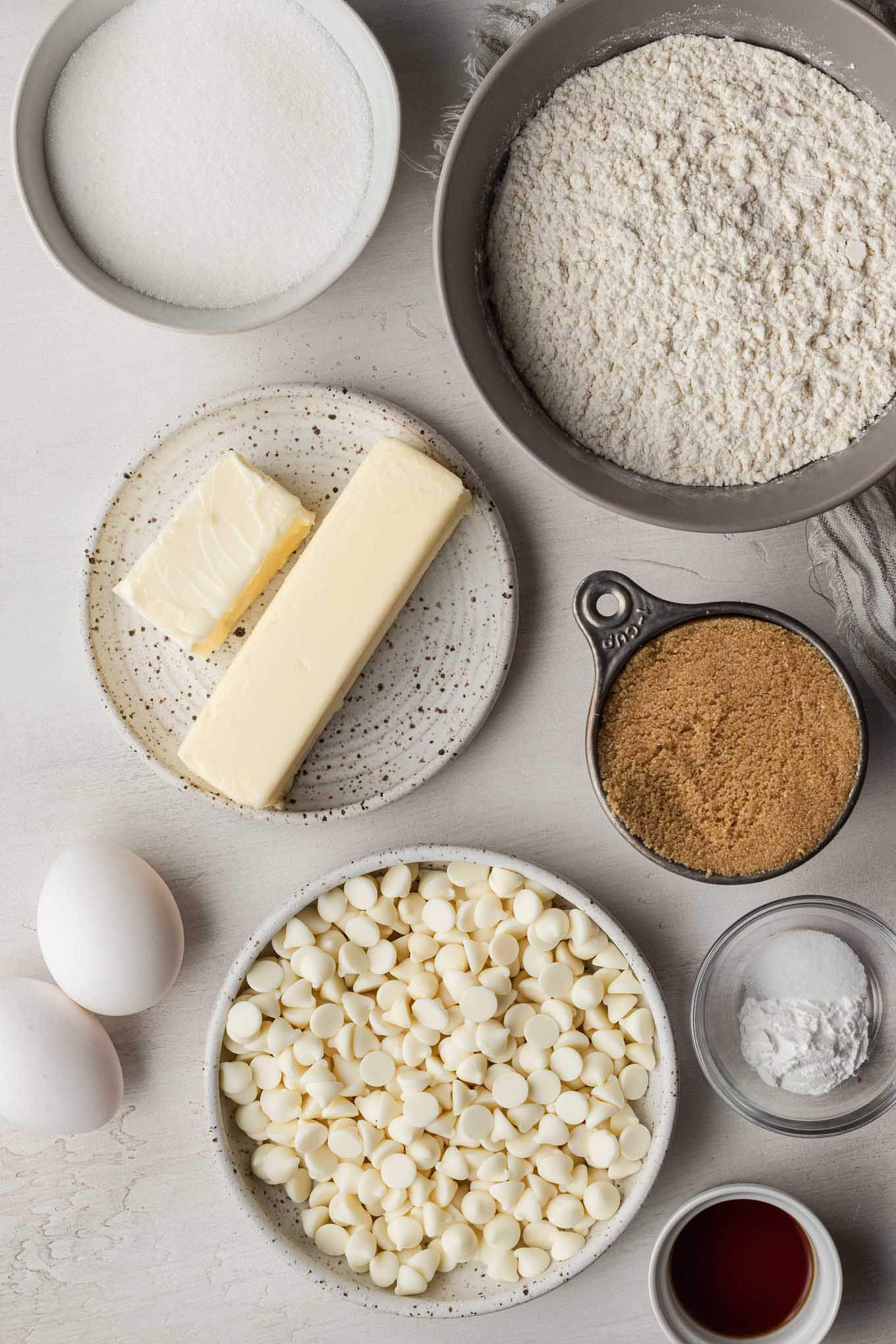 Una vista aérea de los ingredientes necesarios para hacer esta receta sencilla de rubia. 