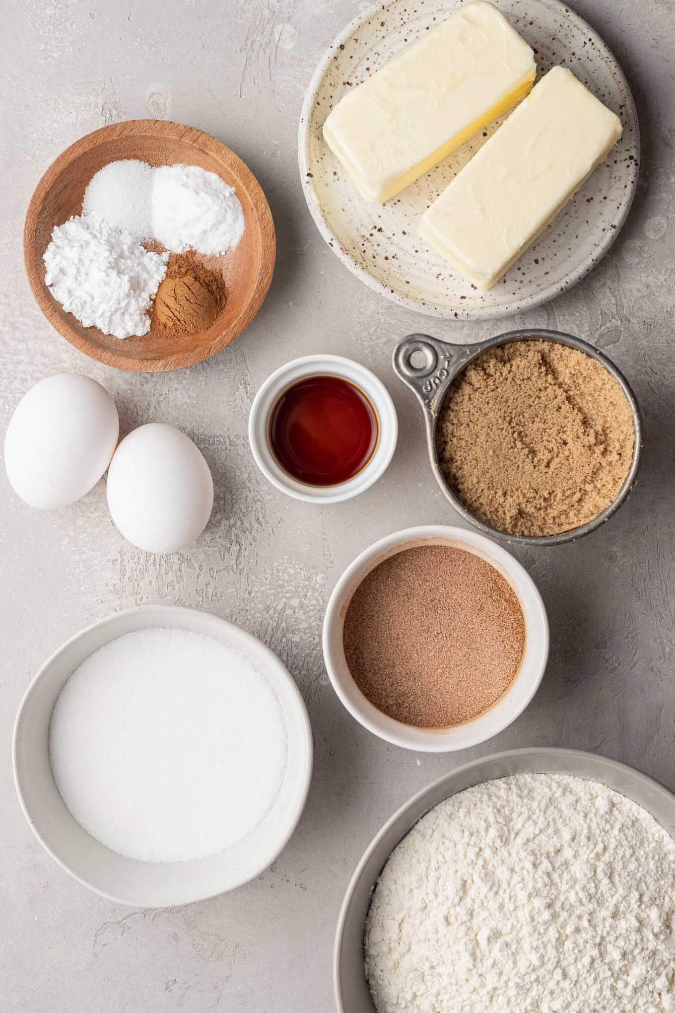 Una vista aérea de los ingredientes necesarios para hacer snickerdoodles con mantequilla marrón. 