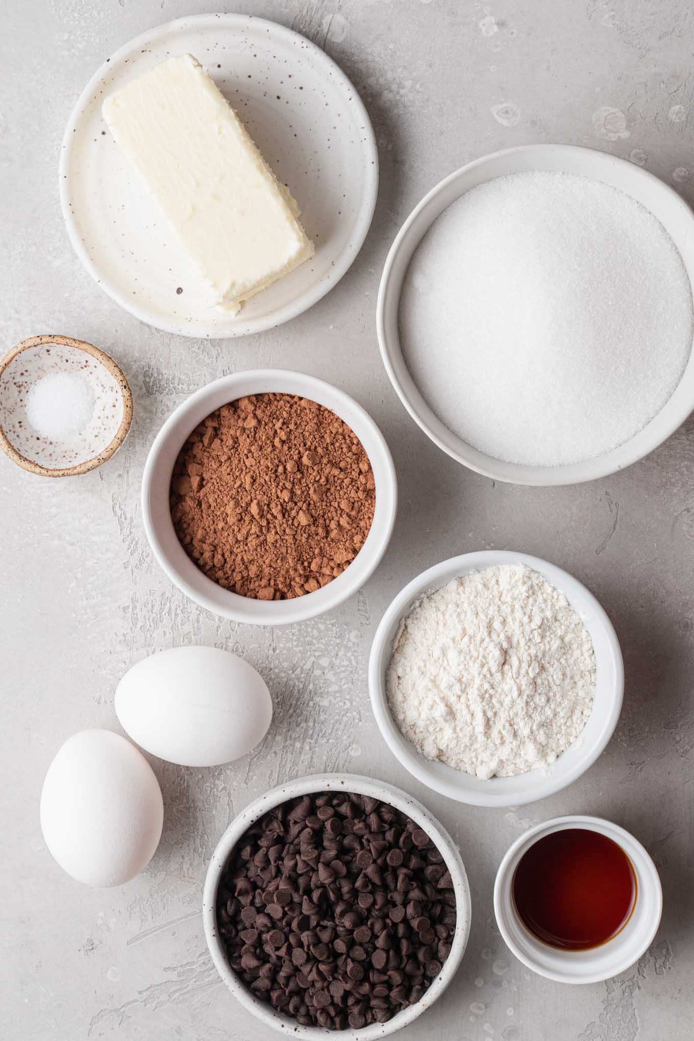 Una vista aérea de los ingredientes necesarios para hacer mini bocados de brownie. 