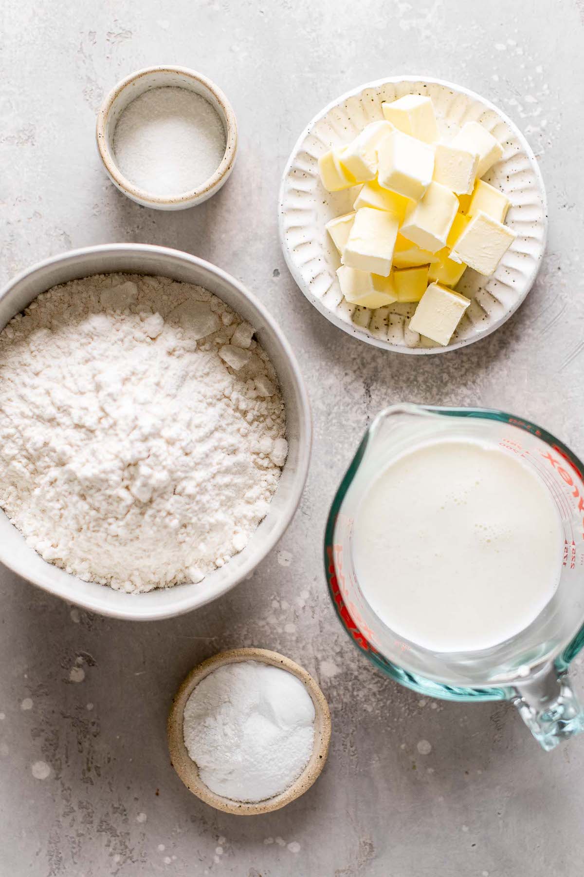 Vista aérea de los ingredientes necesarios para hacer galletas desde cero. 