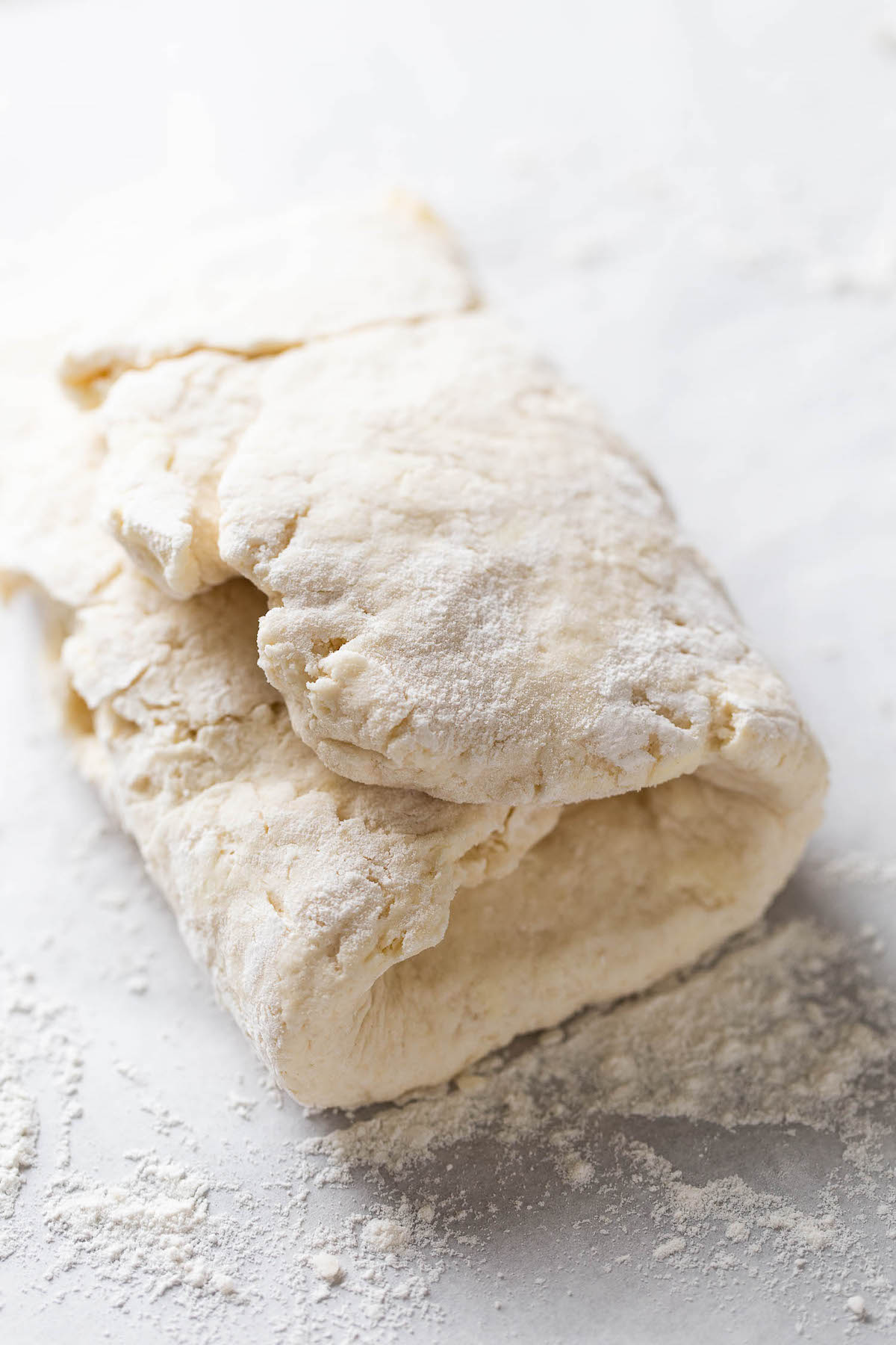 Masa de galleta cruda doblada en tercios.