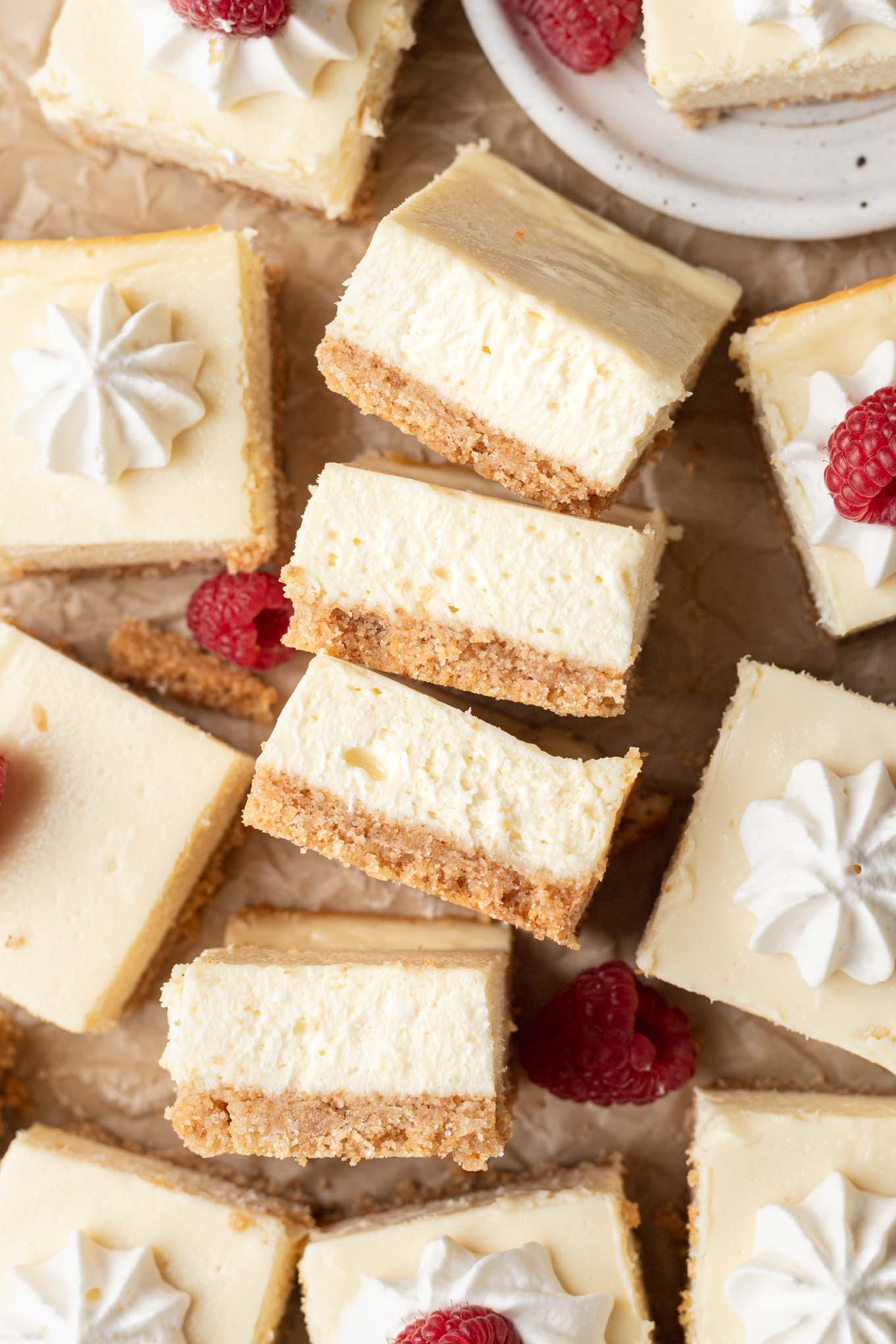 Una vista aérea de cuatro barras de tarta de queso volteadas de lado y alineadas. 