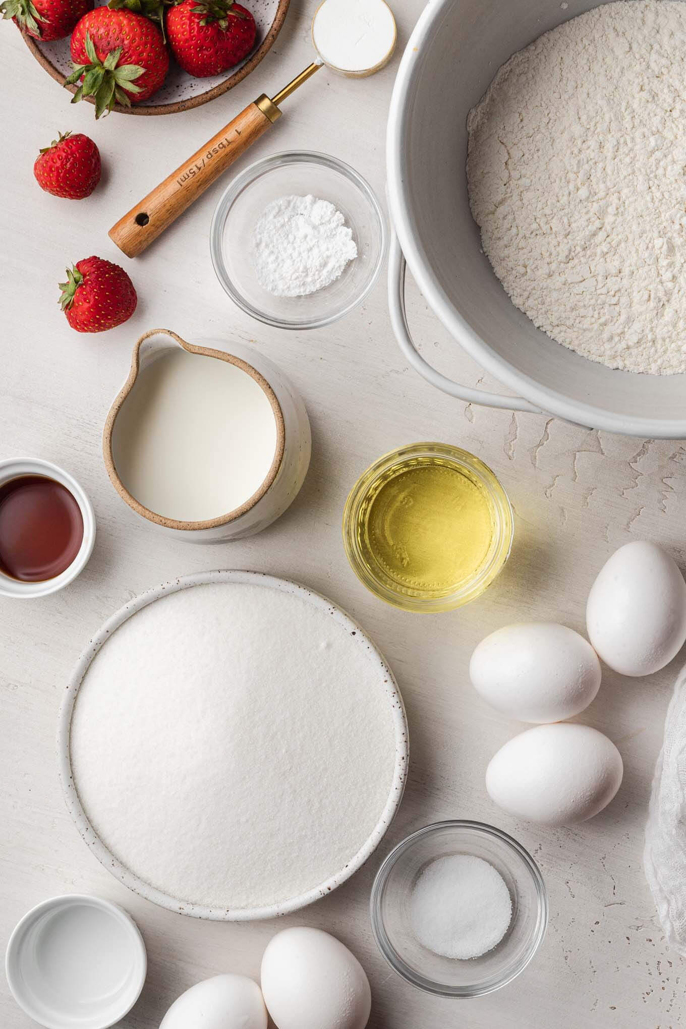 Vista aérea de los ingredientes necesarios para el pastel de gasa de vainilla. 