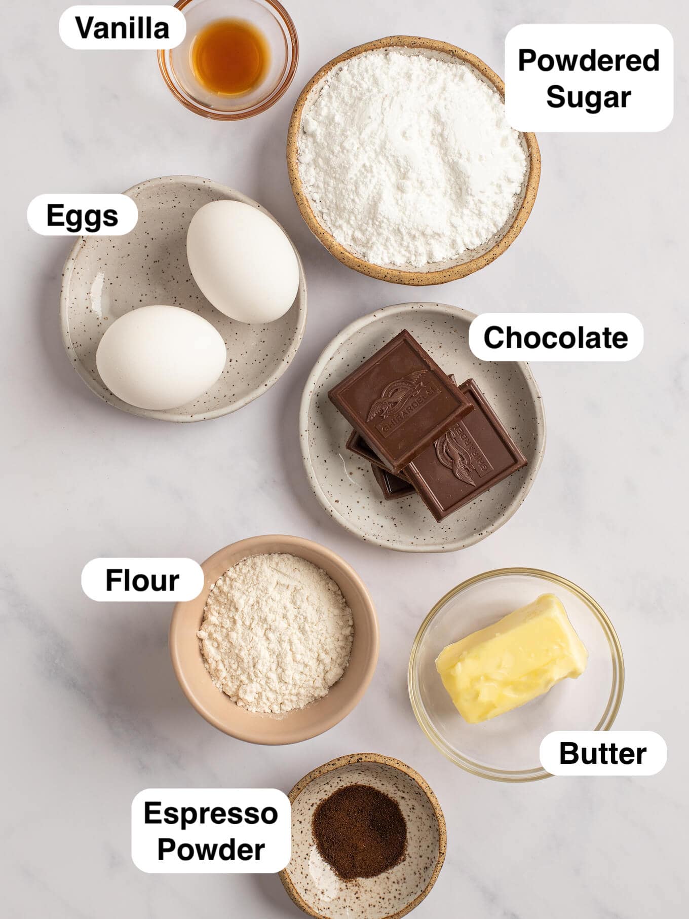 Una vista aérea de los distintos ingredientes para los pasteles de lava de chocolate.