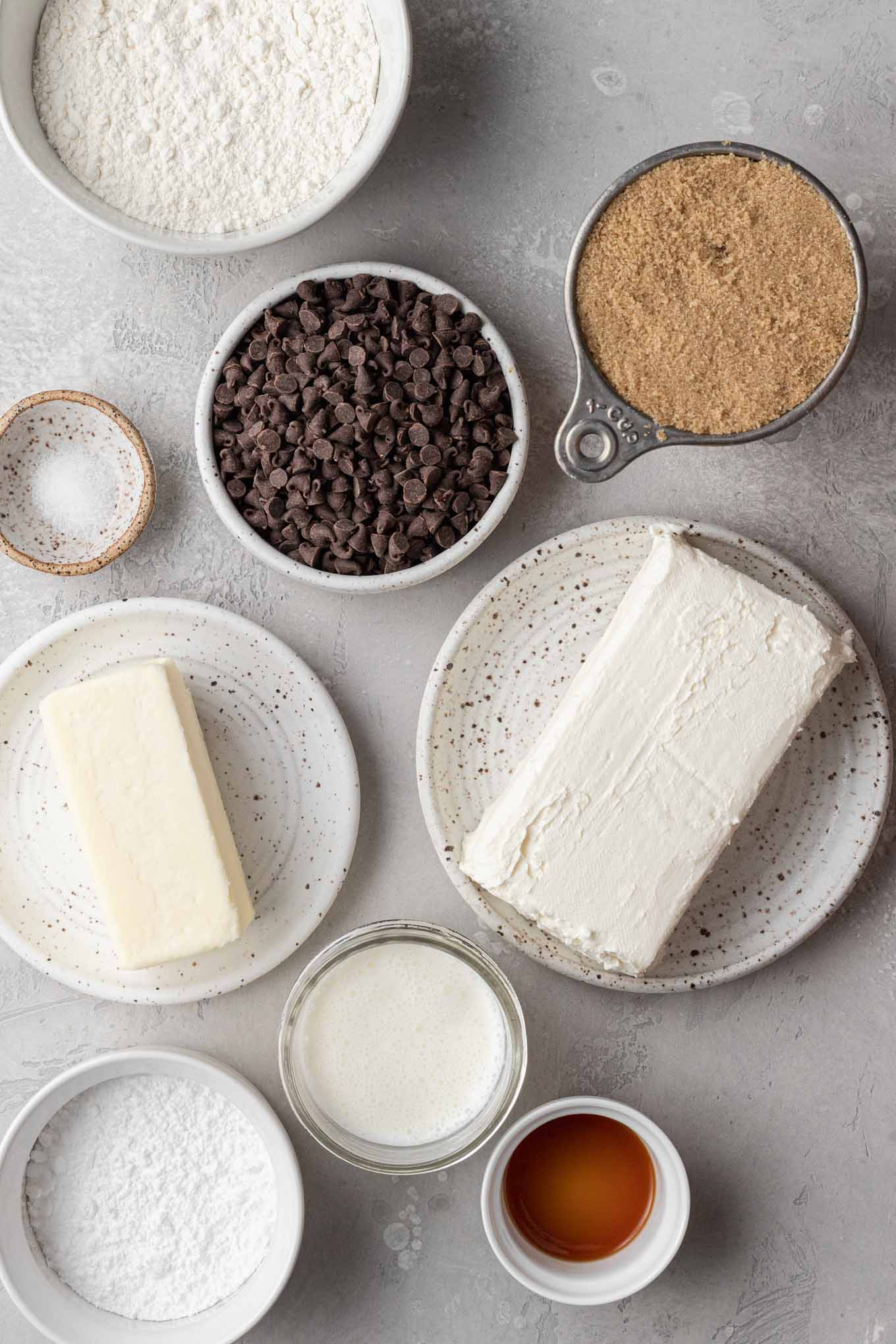 Una vista aérea de los ingredientes para la salsa de masa para galletas de queso crema. 