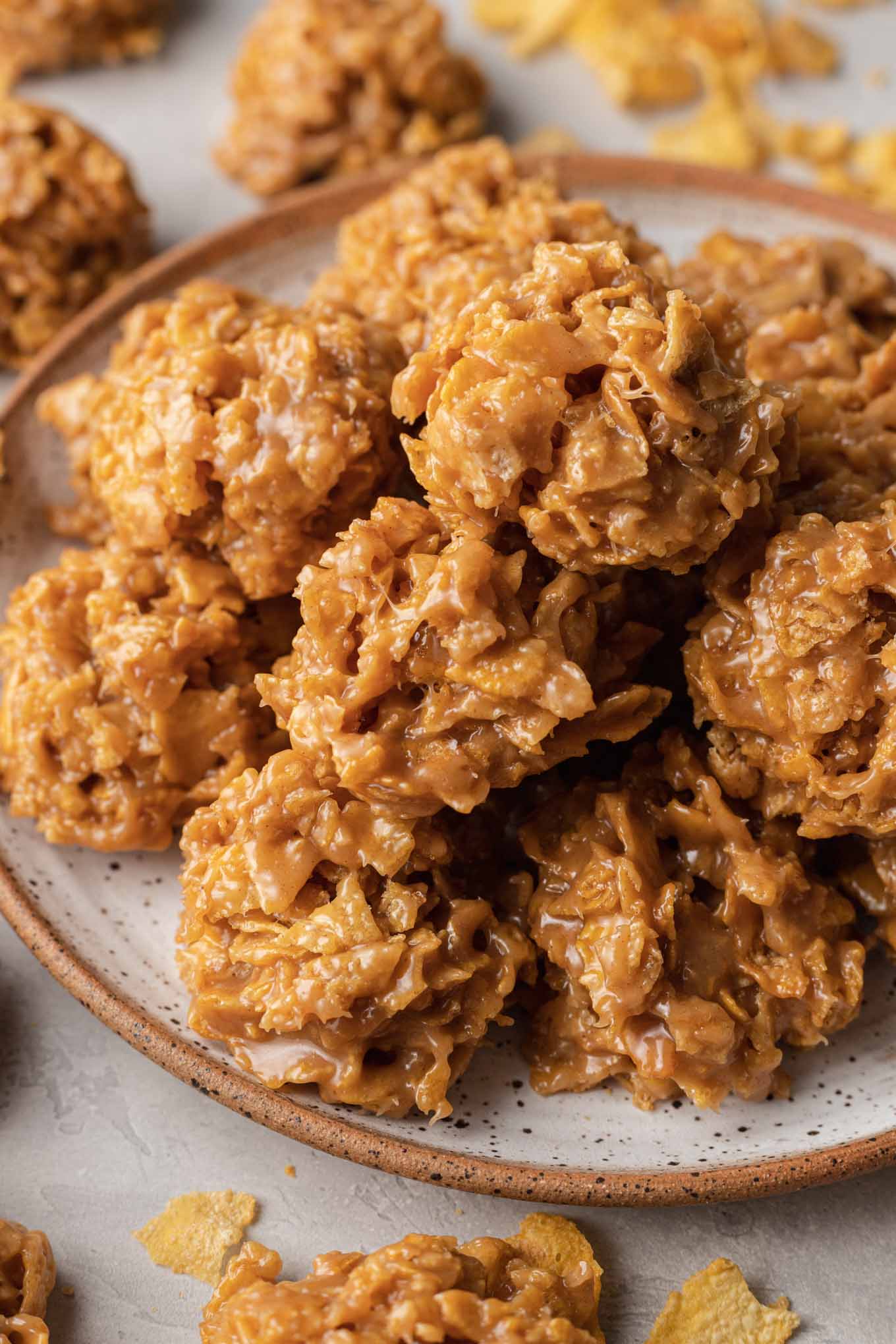 Un plato lleno de galletas de copos de maíz. 