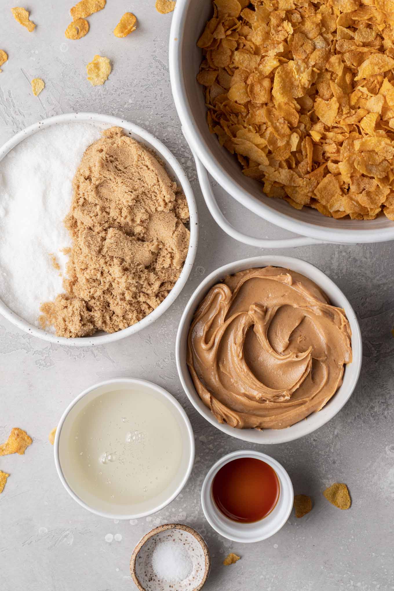 Una vista aérea de los ingredientes necesarios para hacer galletas Cornflake con mantequilla de maní. 