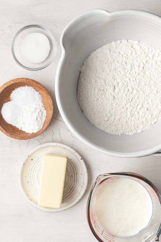 Una vista aérea de los ingredientes necesarios para hacer galletas. 