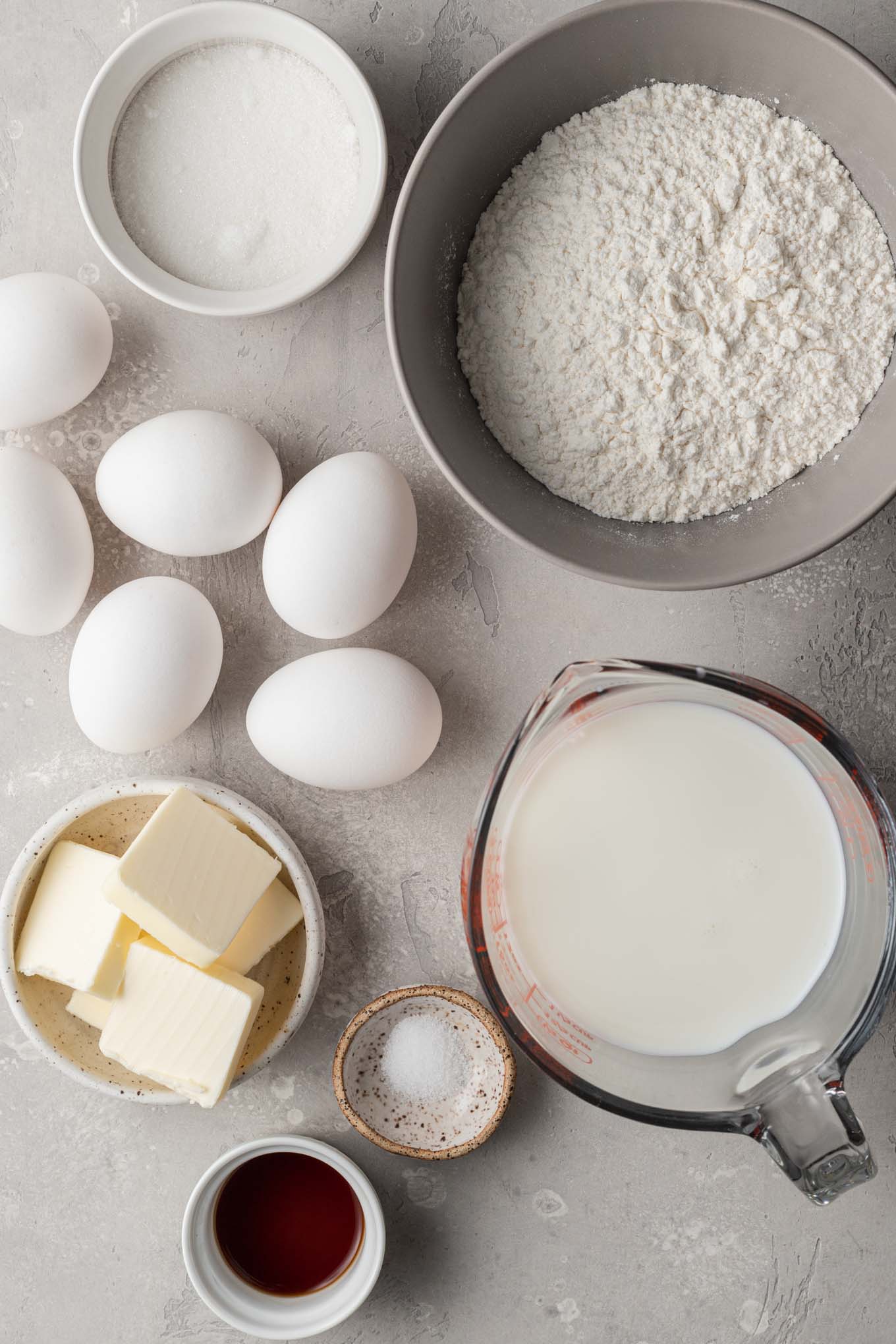 Una vista aérea de los ingredientes necesarios para hacer panqueques alemanes. 