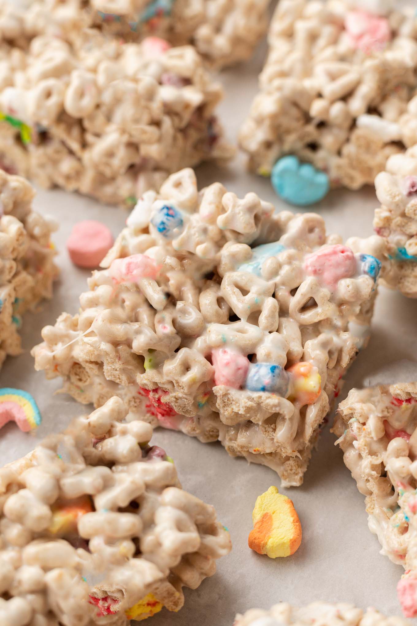 Una vista de primer plano de las barras Lucky Charms en rodajas sobre papel pergamino. 