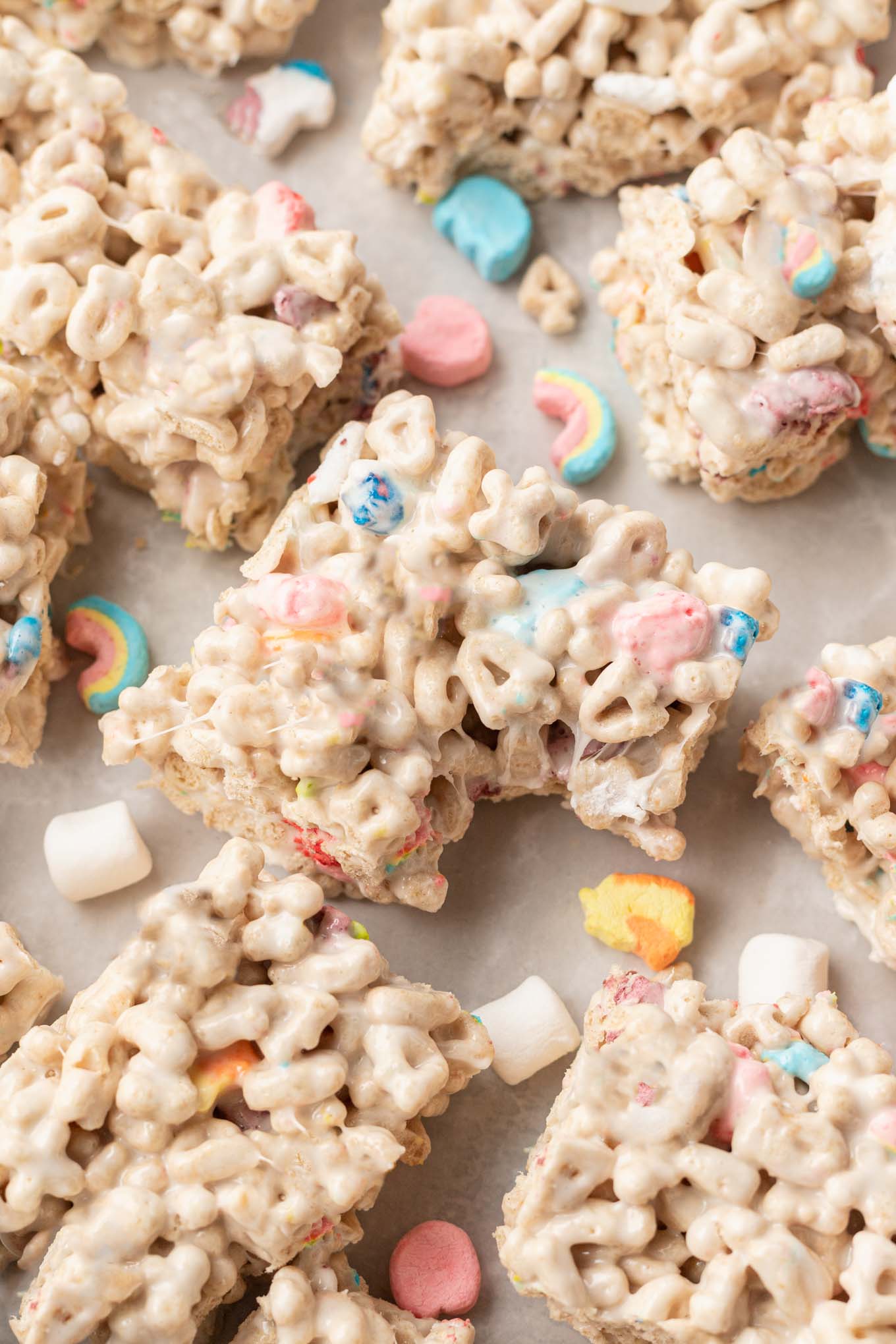 Una golosina Lucky Charms a la que se le ha quitado un bocado.  Está rodeado de más delicias. 