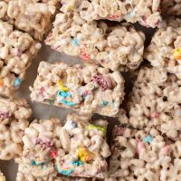 Una vista aérea de varias golosinas Lucky Charms colocadas de lado.