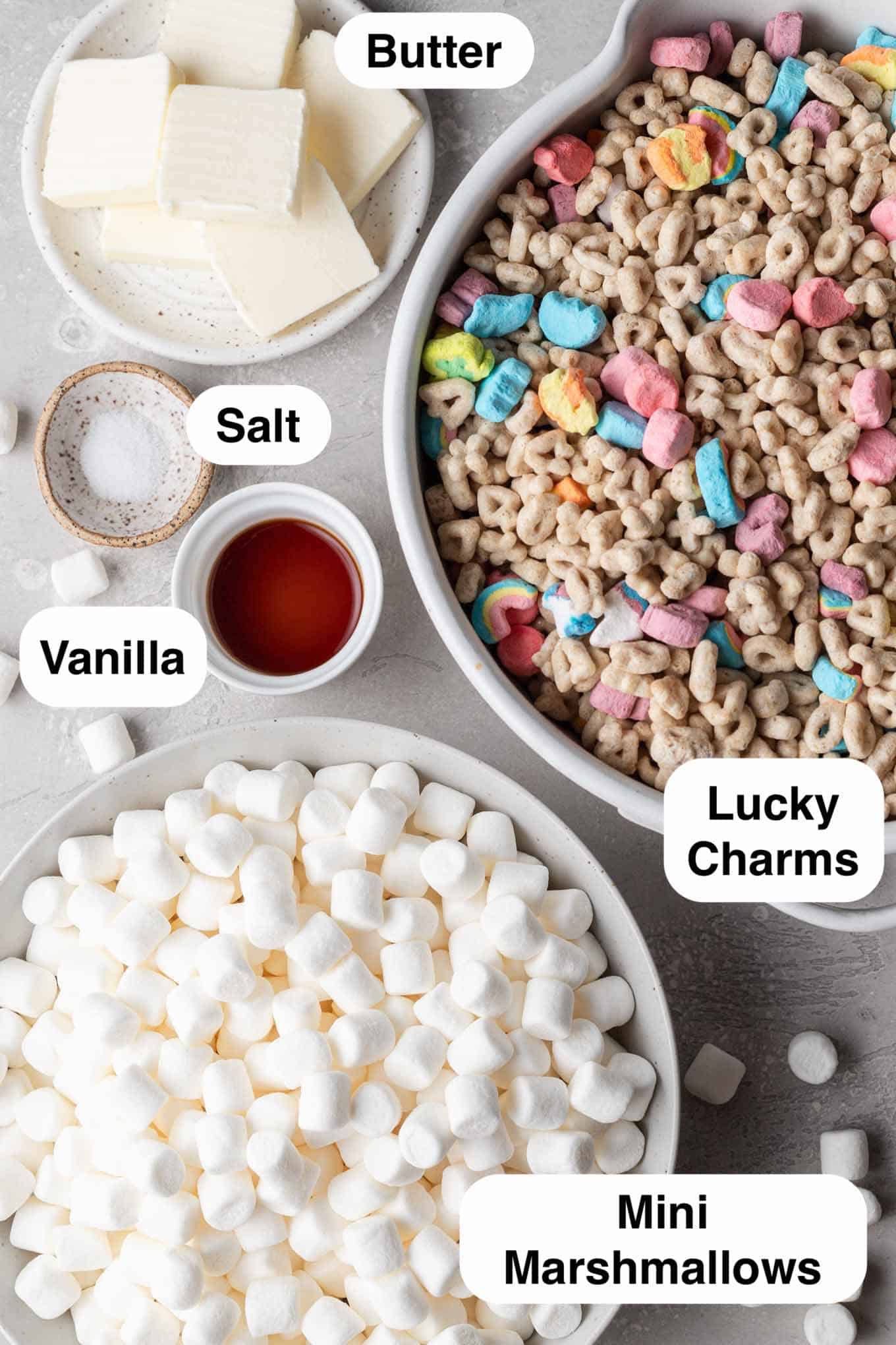 Una vista aérea de los ingredientes necesarios para hacer Rice Krispies con Lucky Charms. 