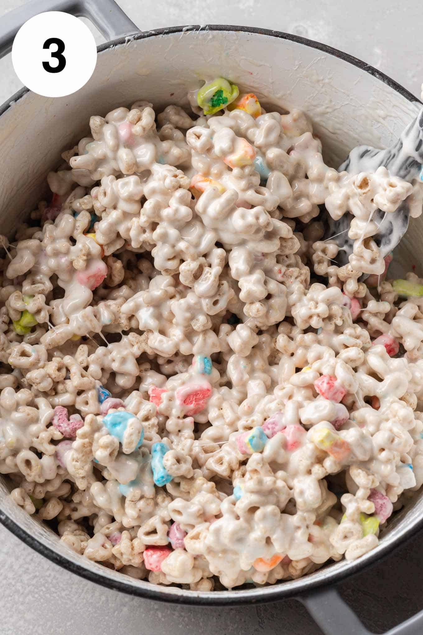 Una vista aérea de Lucky Charms cubiertos con malvaviscos, en una cacerola grande. 