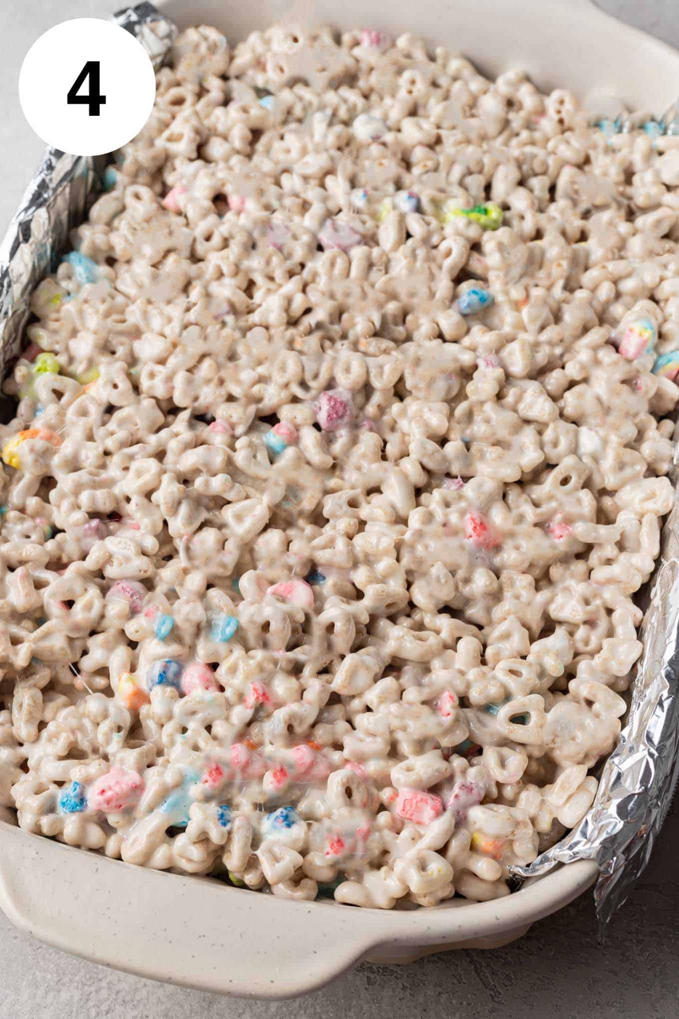 Una vista aérea de una bandeja de golosinas Lucky Charms. 