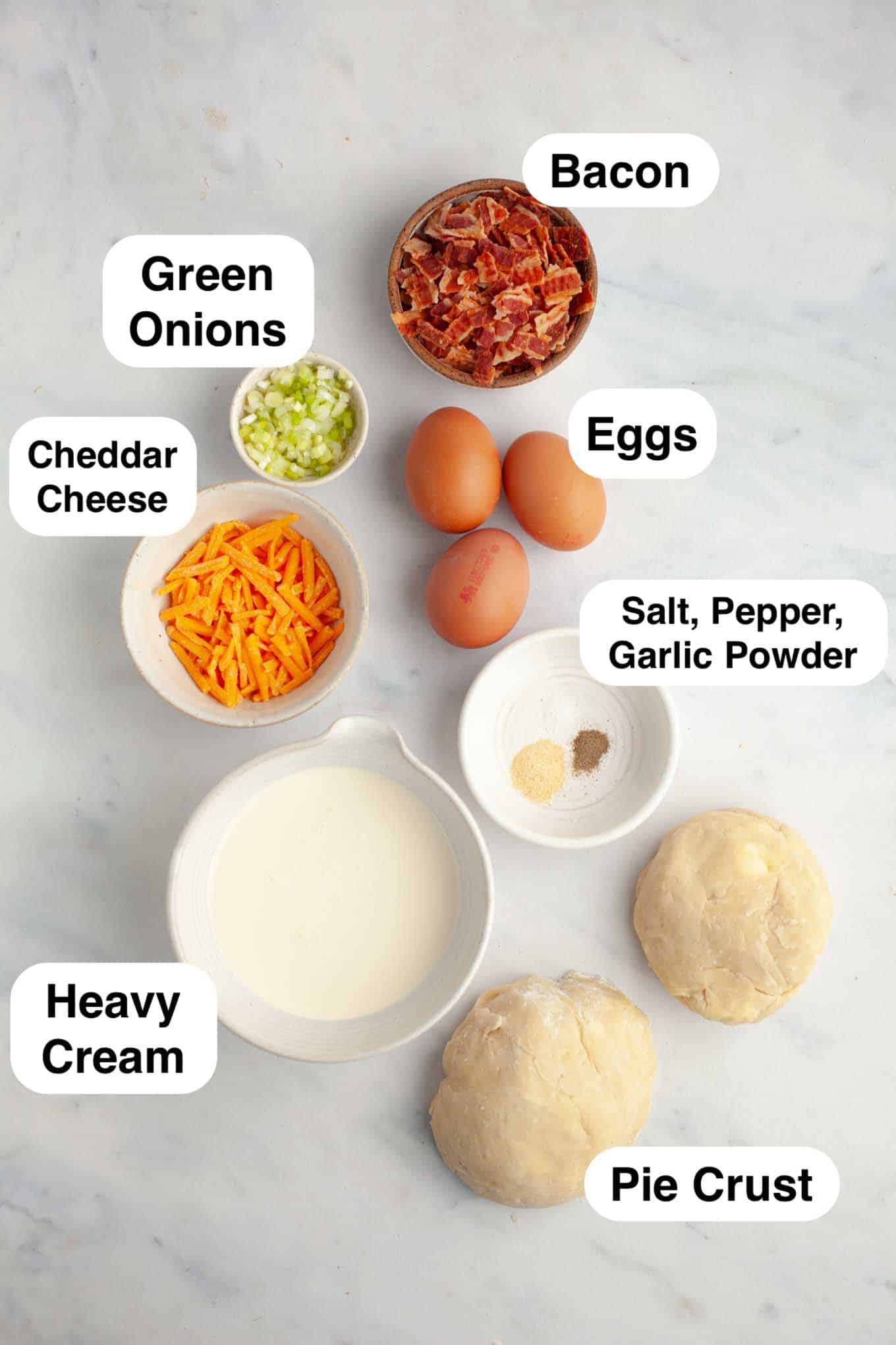 Una vista aérea de los ingredientes necesarios para preparar una mini quiche de desayuno. 