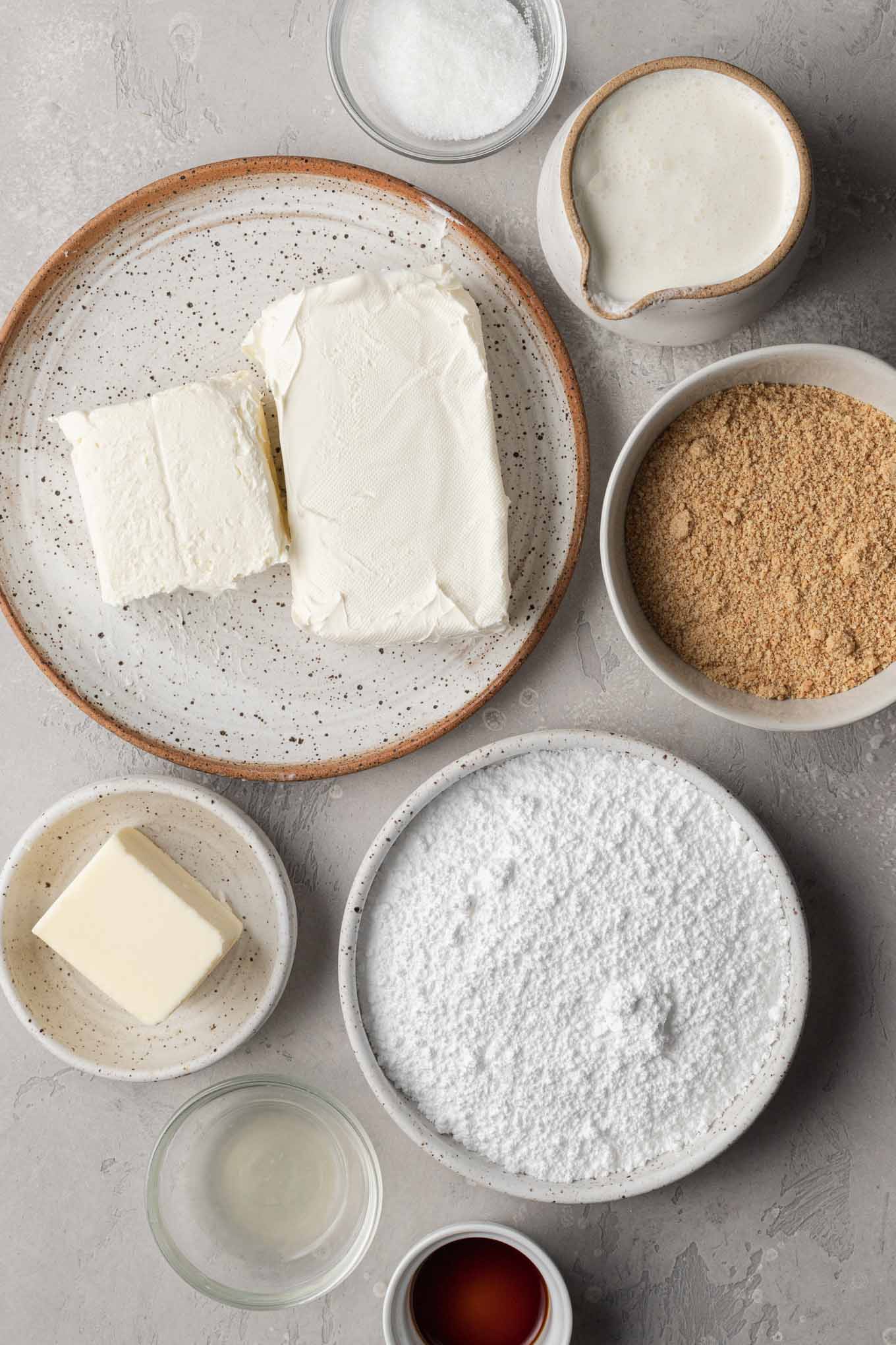 Una vista aérea de los ingredientes de las mini tartas de queso sin hornear. 