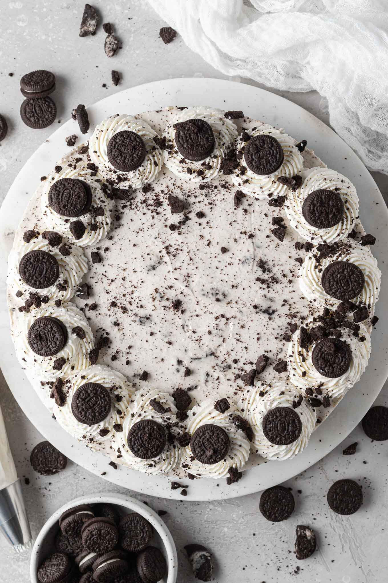 Una vista aérea de una tarta de queso Oreo sin hornear. 