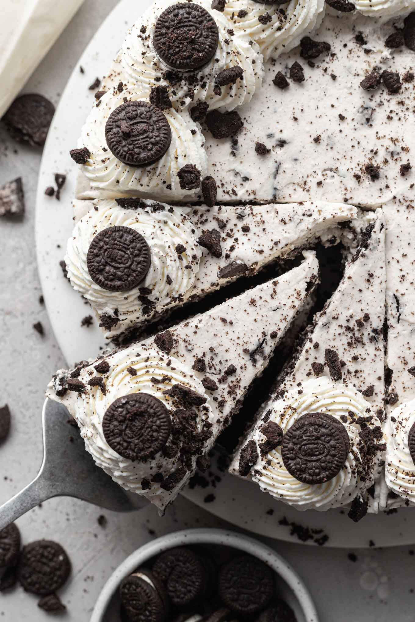 Una vista aérea de una tarta de queso Oreo, con tres rebanadas recortadas. 